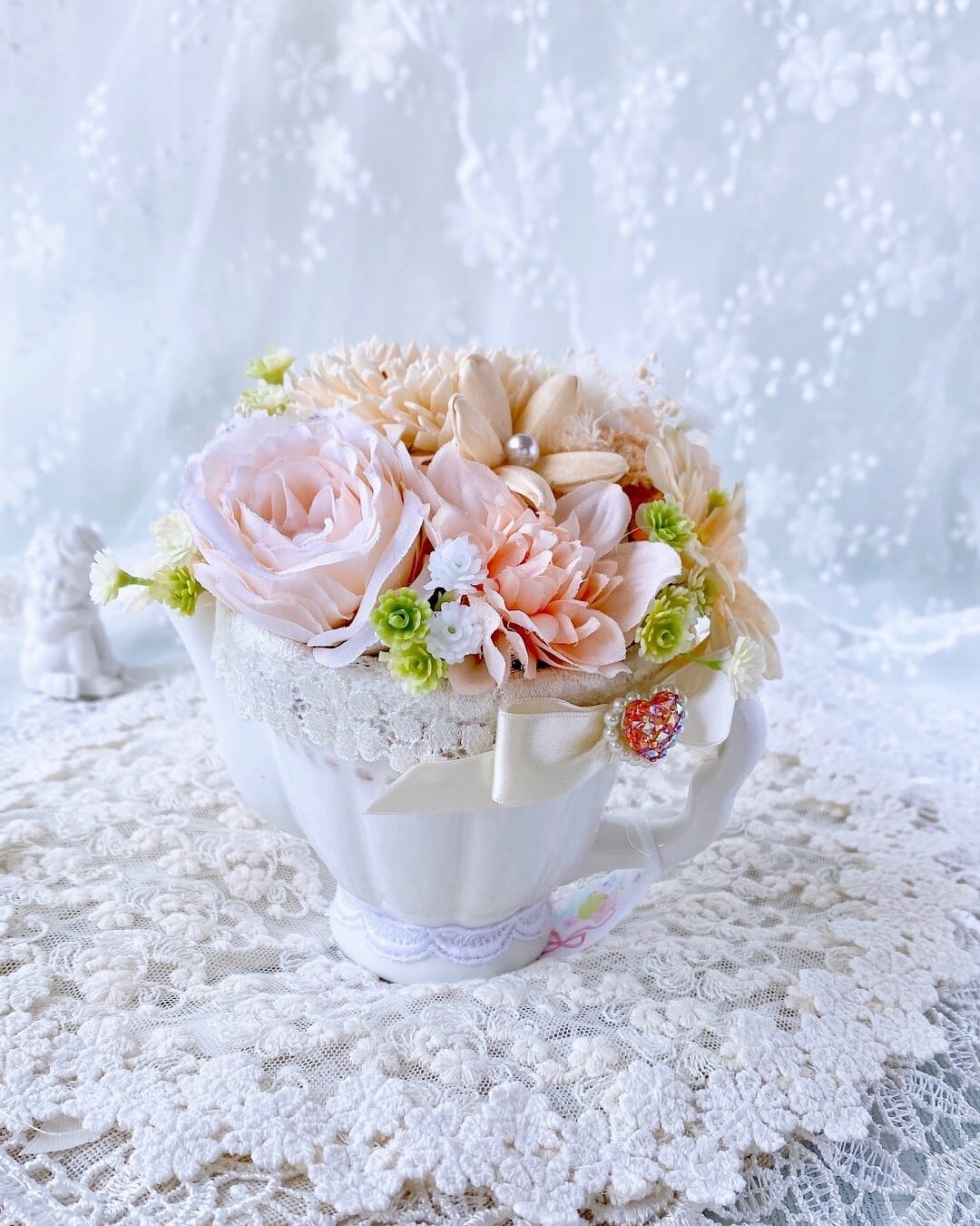 花咲くティーカップ【FA-002】H12㎝|白の陶器│フリルレース付│ギフト│インテリアにおすすめ