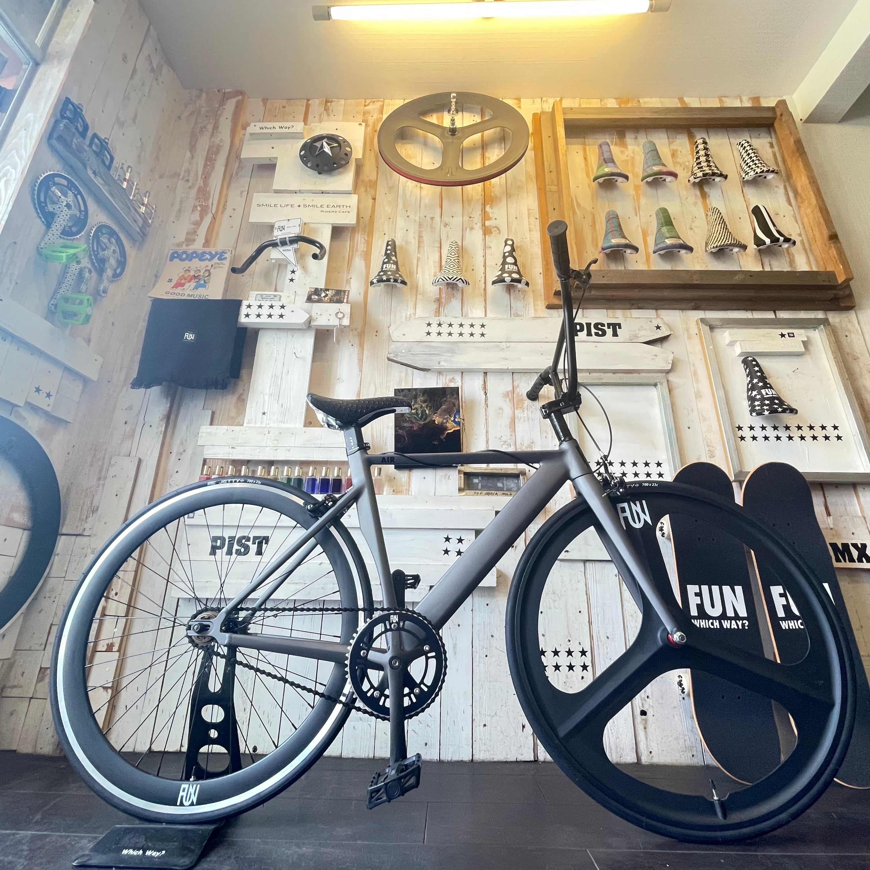 ピストバイク ライダーズカフェ riderzcafe_harajyuku ライダーズカフェ原宿店 夜の原宿キャット