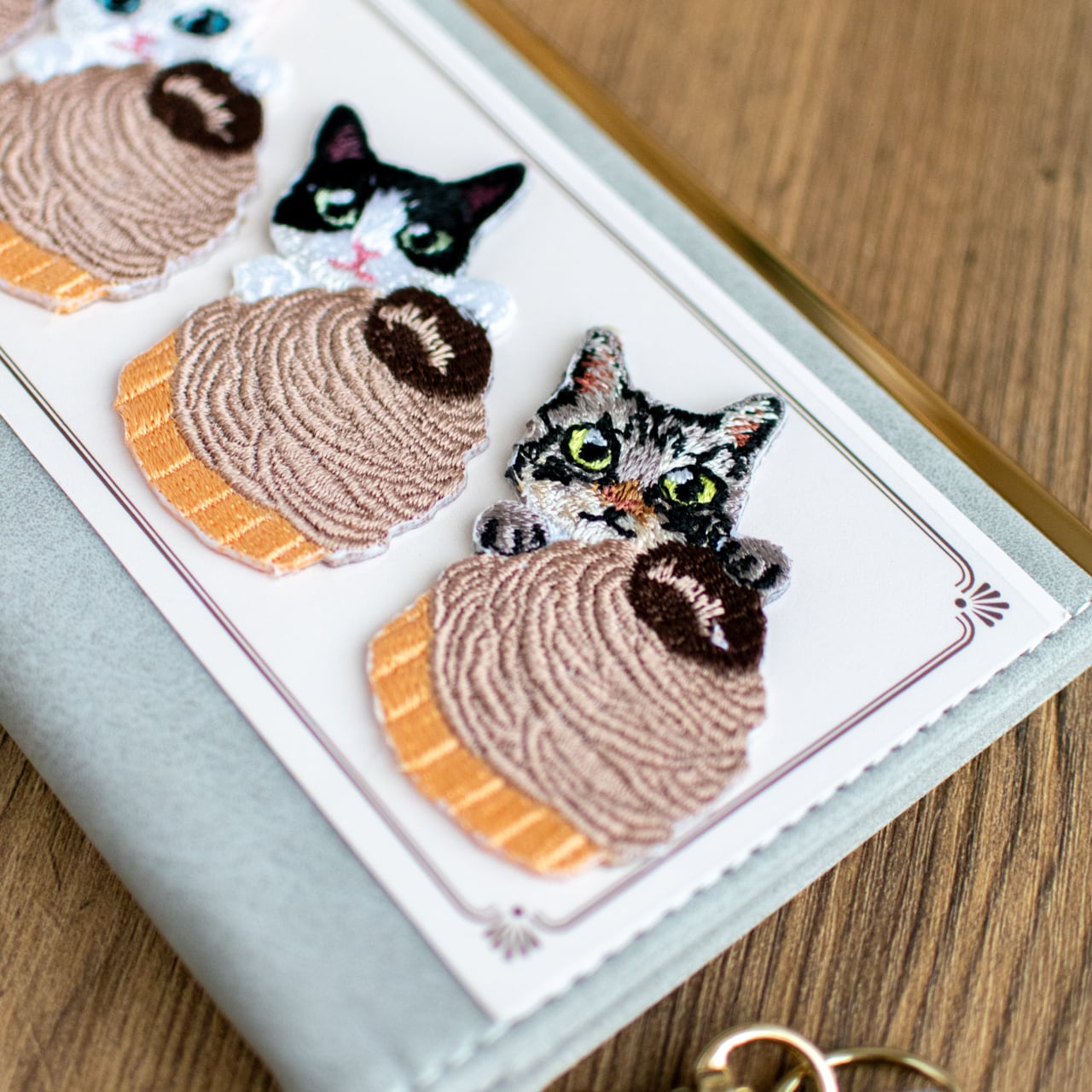 甘い時間を閉じ込めた、にゃんスイーツ刺繍シール【モンブラン