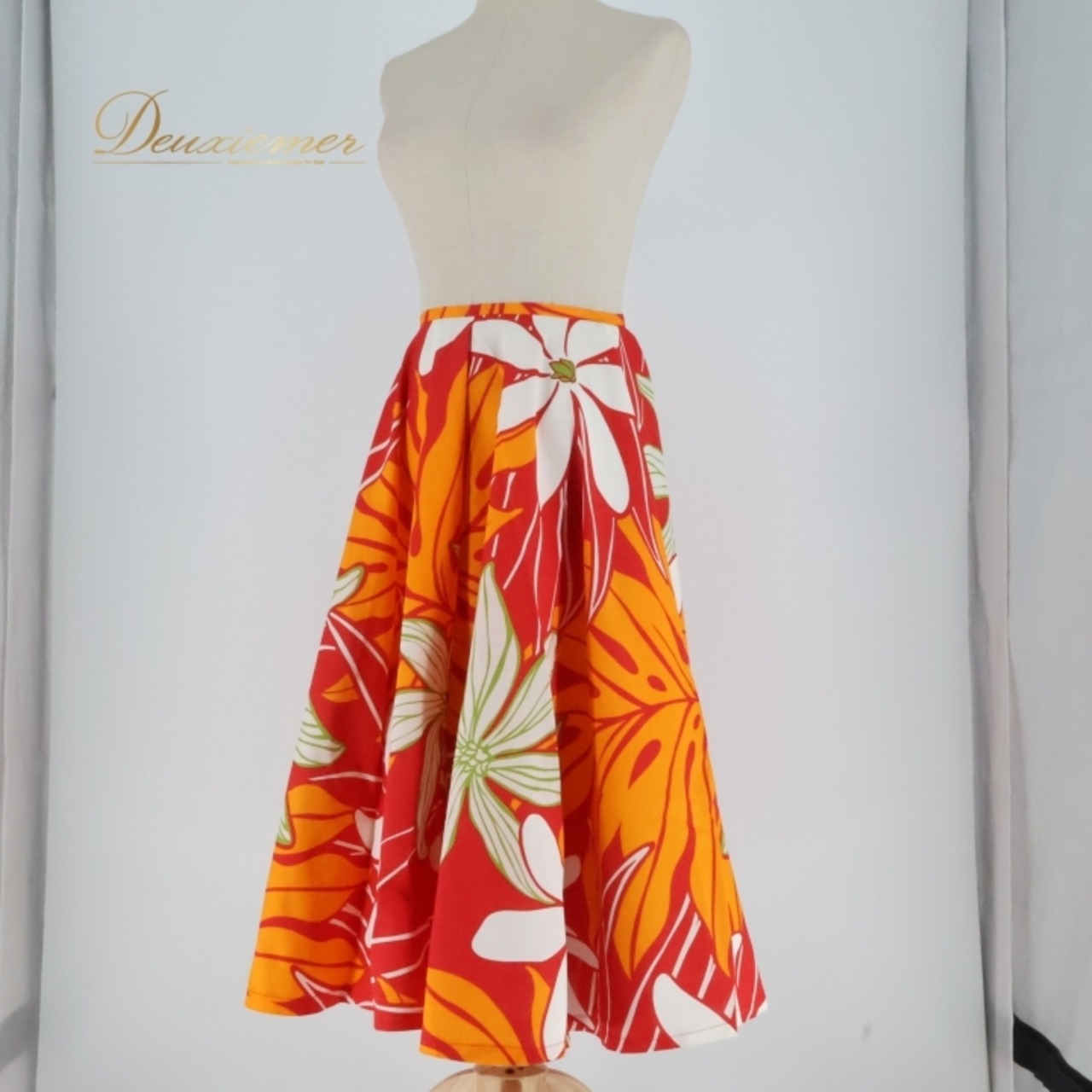 フラダンス 衣装 スカート レッド系 オレンジ系 ティアレ柄 モンステラ柄 かわいい 鮮やか 華やか 明るい カラフル ひらひら ふわふわ 赤 橙 白 ハワイアン アロハ ハワイアンプリント フラ ダンス レッスン 練習 パーティー フェスティバル さらさら