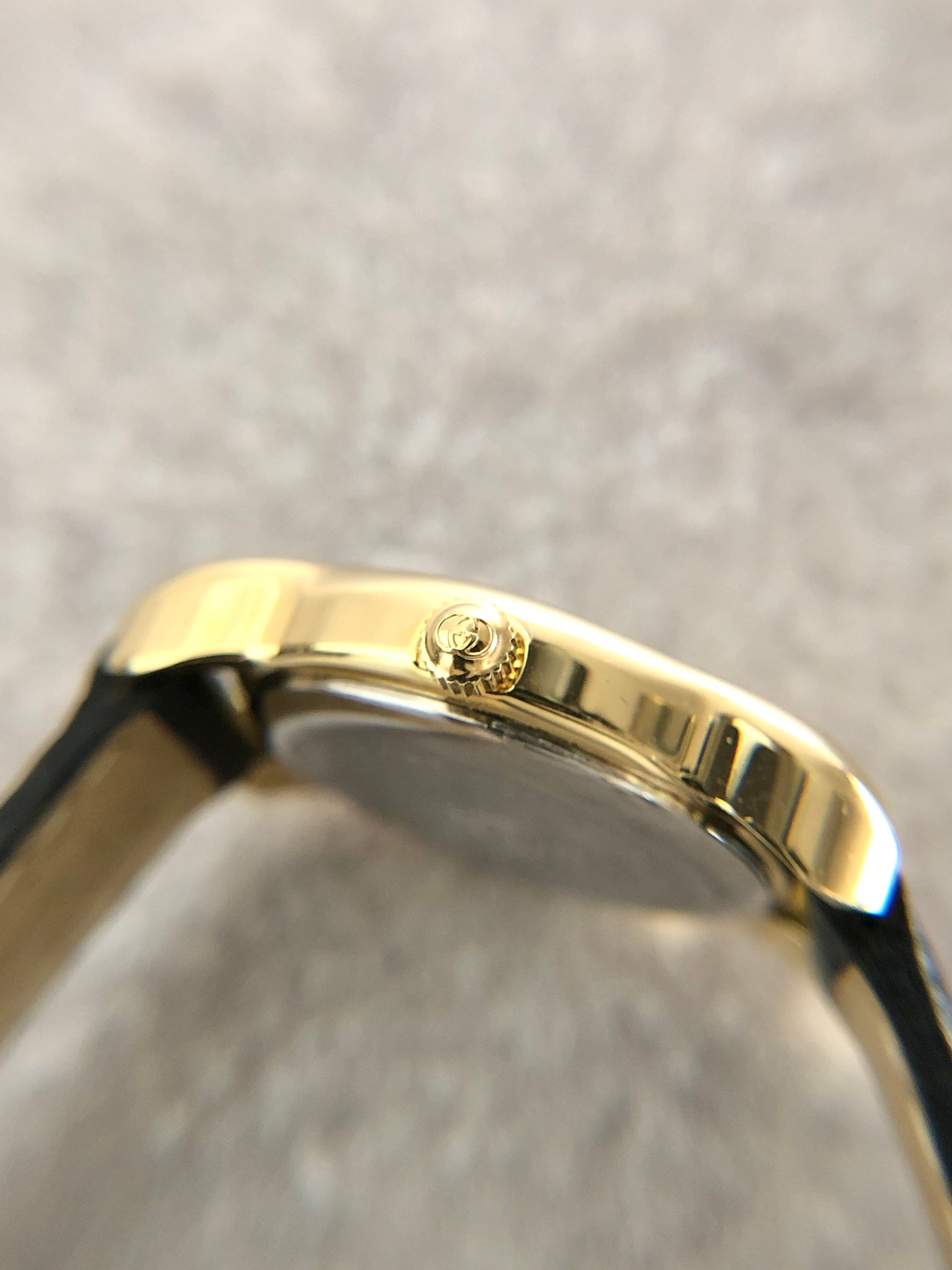 GUCCI グッチ 腕時計 ブラック×ゴールド ローマ文字 5100L レザー