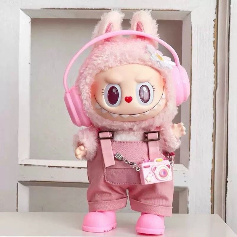 ラブブ服 labubu ヘッドフォン付きオーバーオールコーデ カメラ 靴