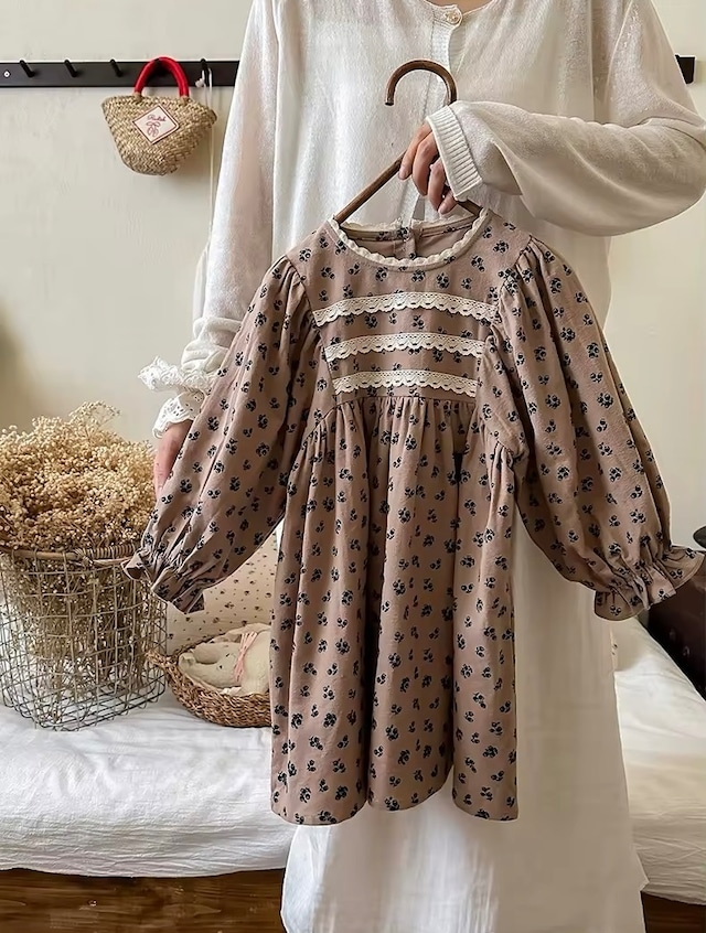 【取寄】ノーカラーでスッキリ着られる流行りの淡色花柄ワンピース