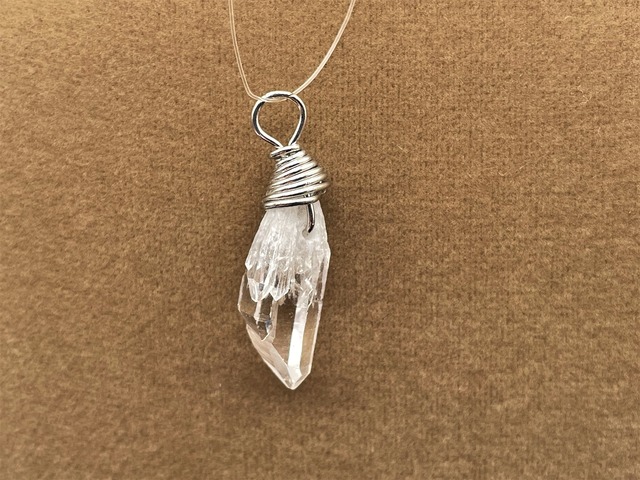 ワイヤーペンダントトップ（ブラジル水晶）