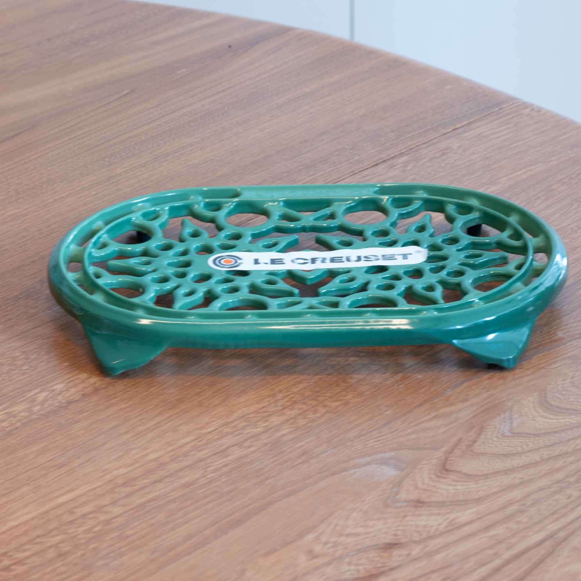 ビンテージ　ル・クルーゼ　LE CREUSET  グリーンオーバル　アイアントリペット　鍋敷き新品ではありません。
