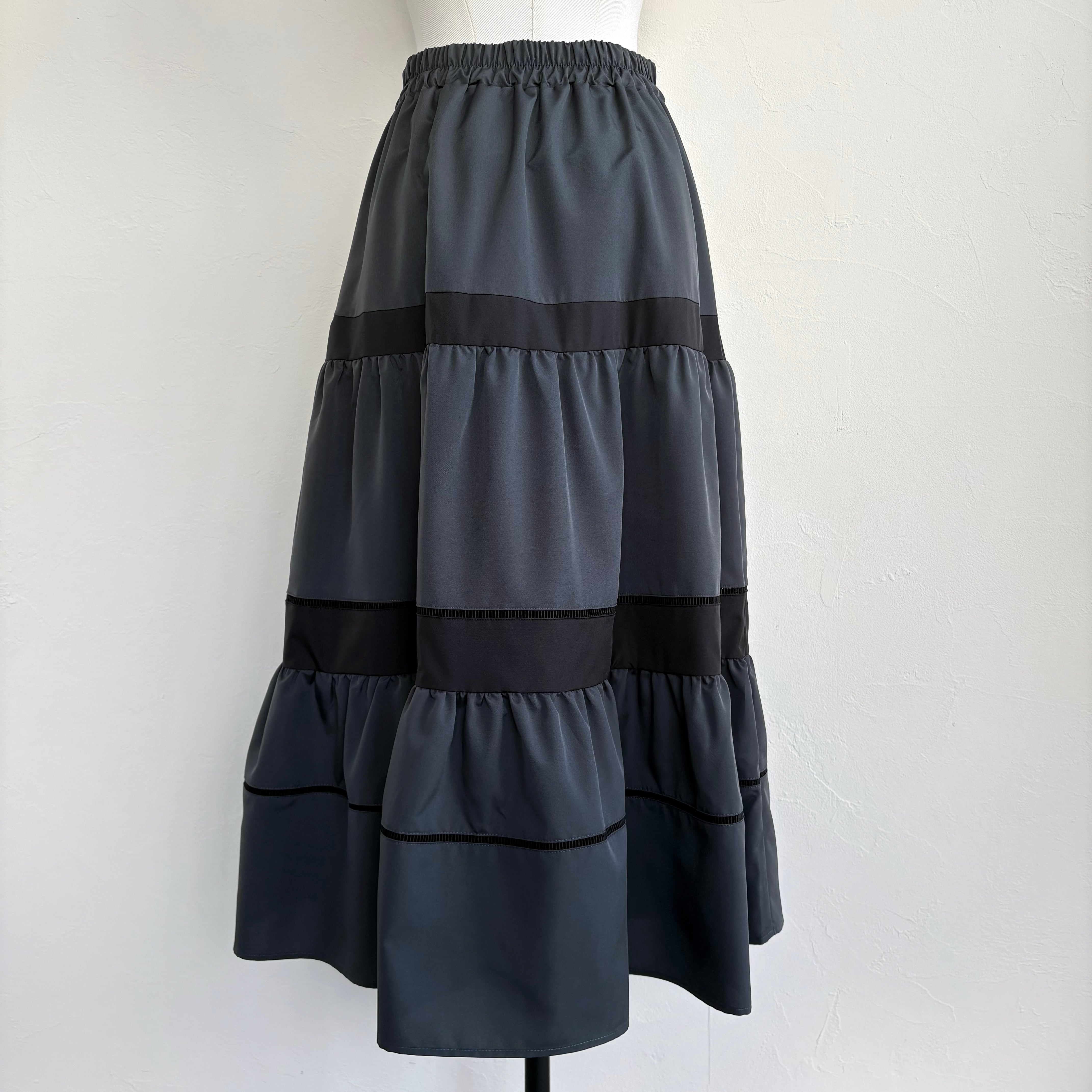 【新品】ティアードフレアスカート ライトブルー/ブラック　ラディエイト SELECT〉ティアードフレアスカート T62084HW | SYSORUS