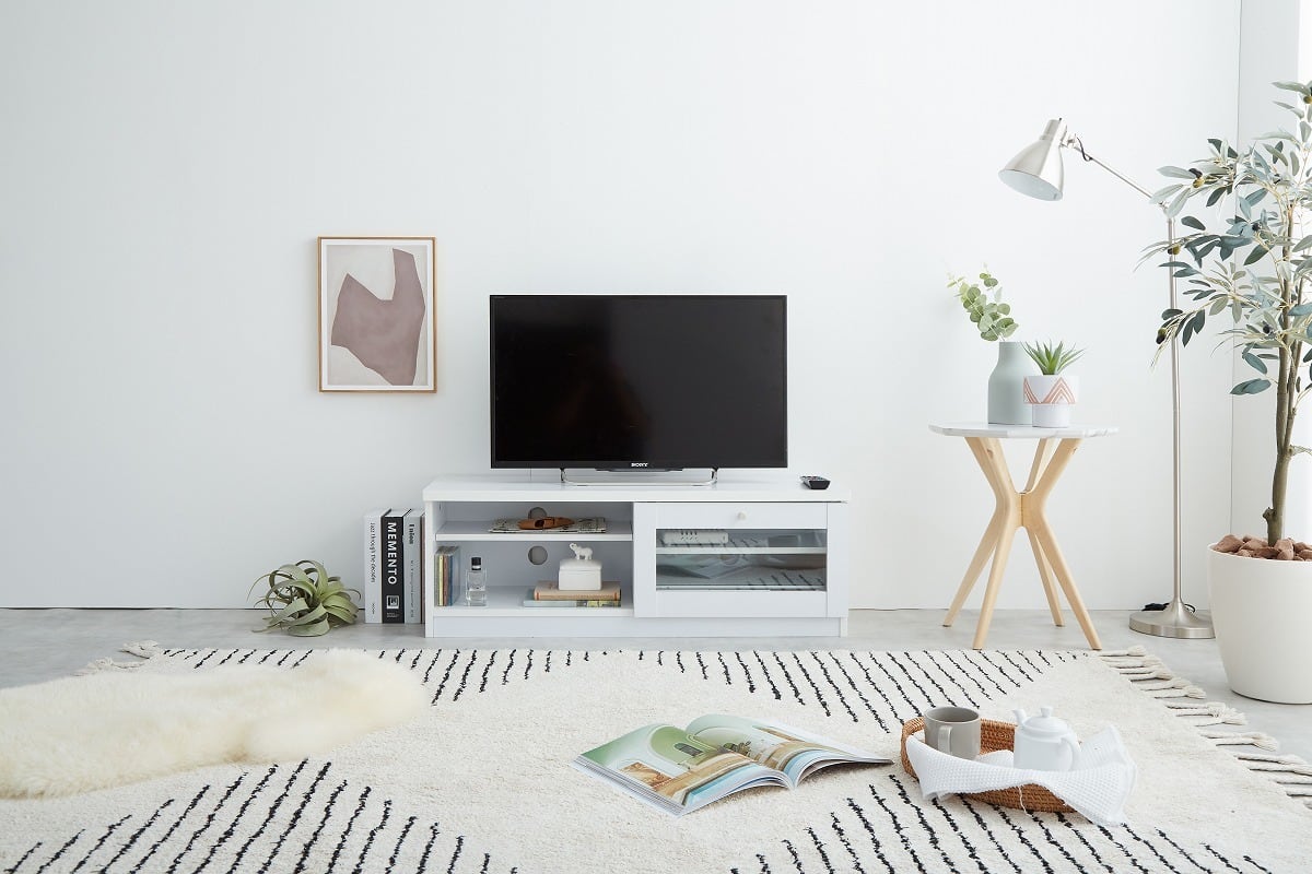 コンパクトで可愛いフォルムが特徴のガラス扉テレビ台 | TKSKSHOP