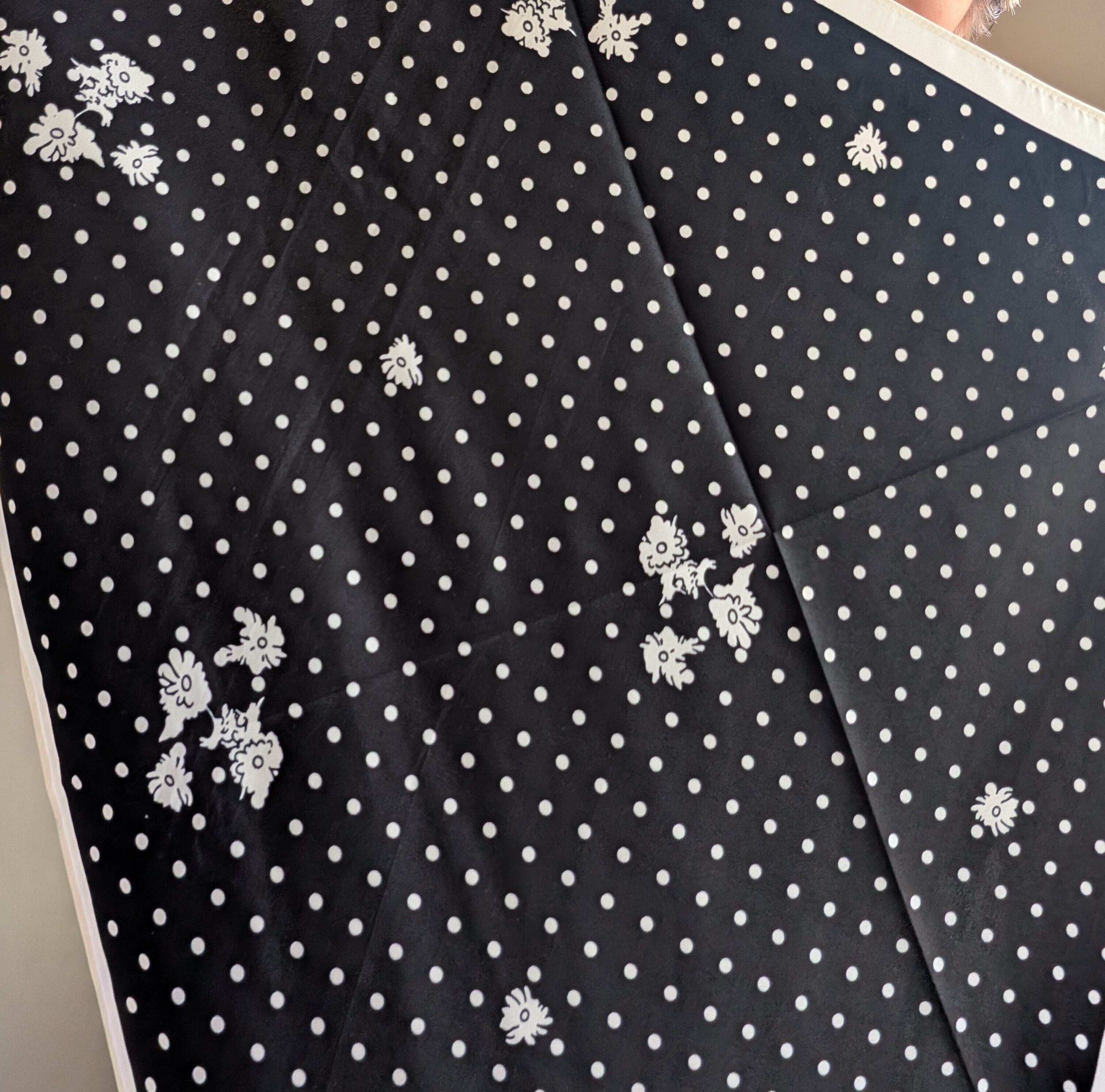 三角形シルクタッチスカーフ / ドット×フラワー/BLACK | 服と雑貨ume