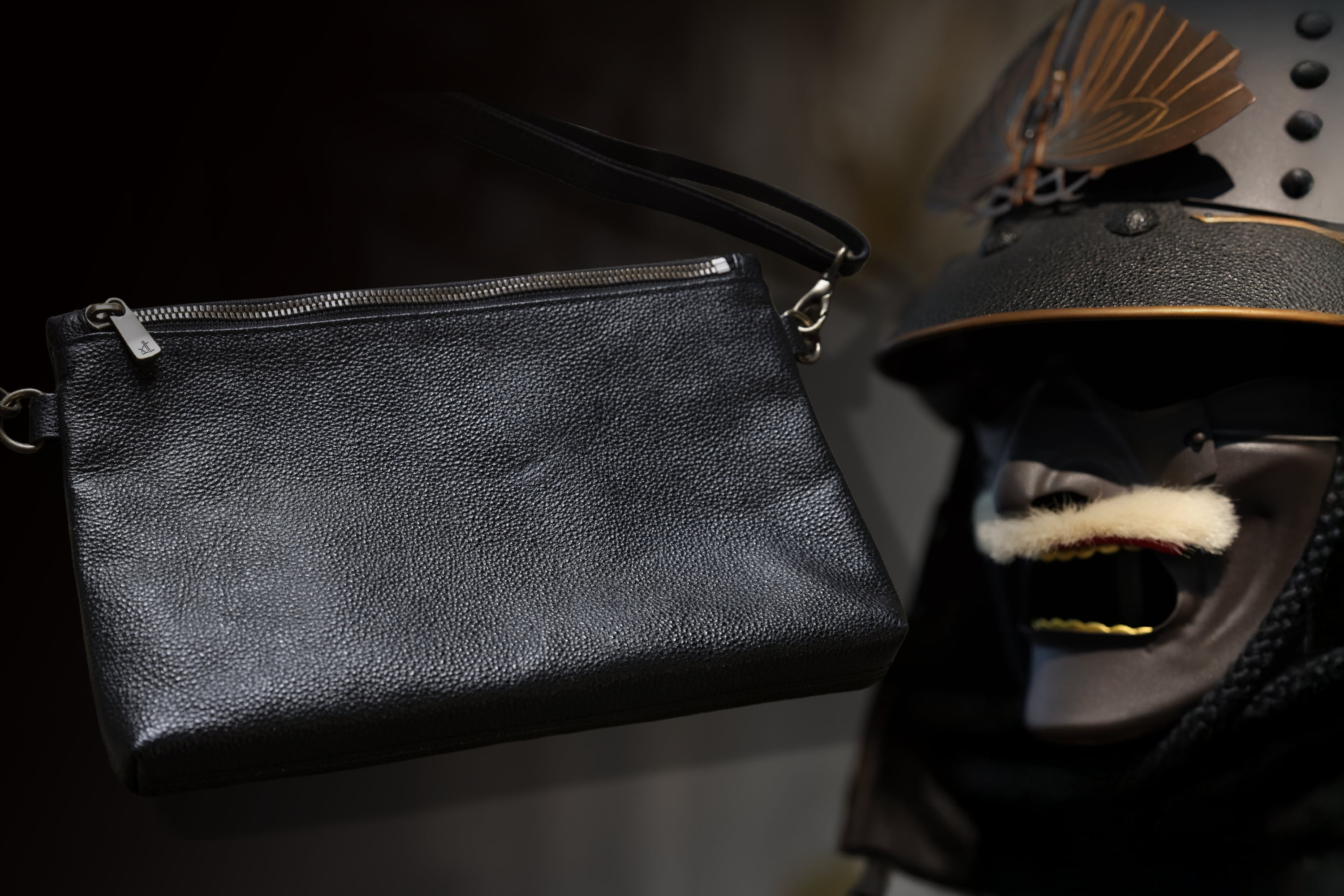 革のダイヤ「黒桟革(くろざんがわ)ショルダーバッグ」(戦国時代から続くレザー)