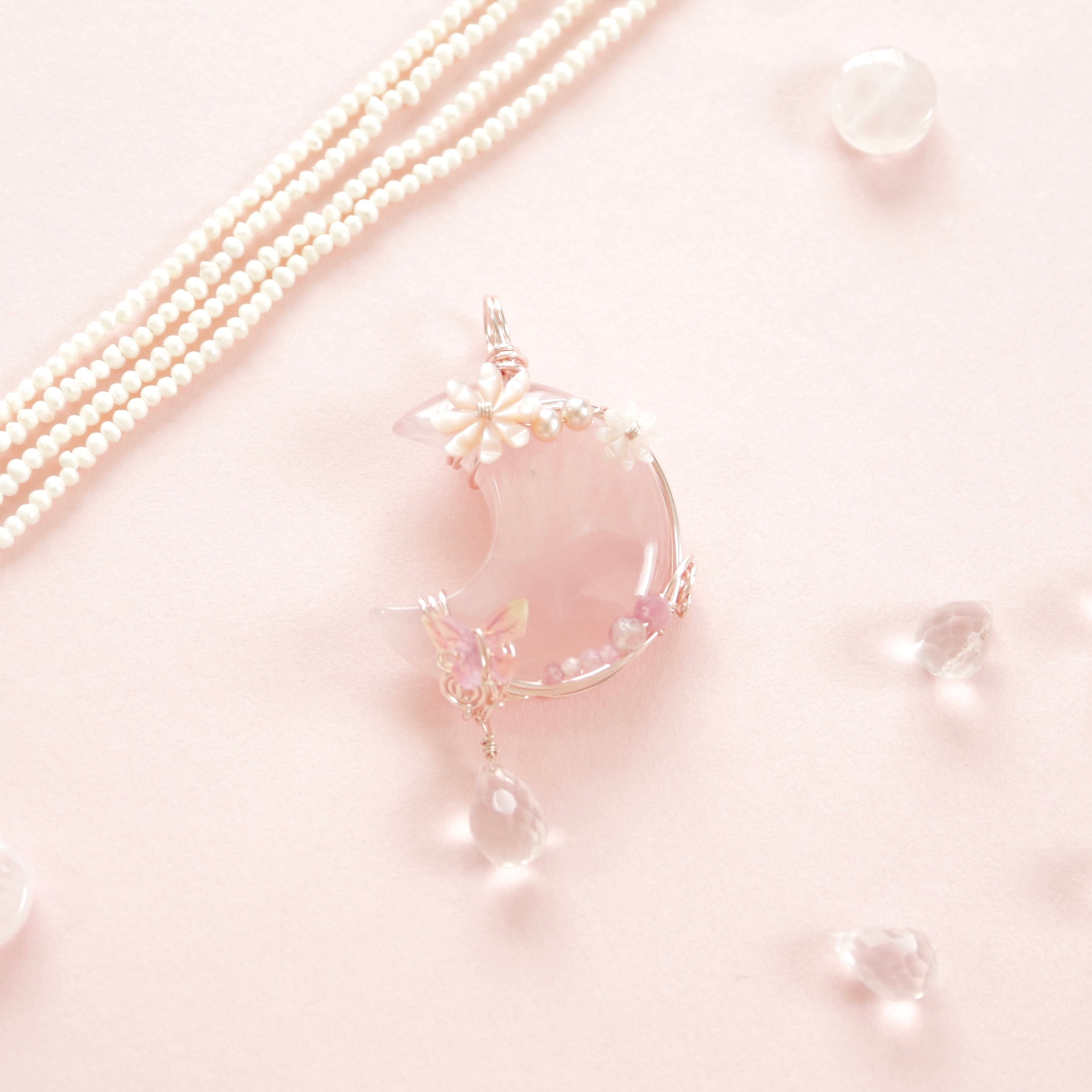 ローズクォーツの三日月ペンダントトップ《春の夜に咲いた、恋の満月