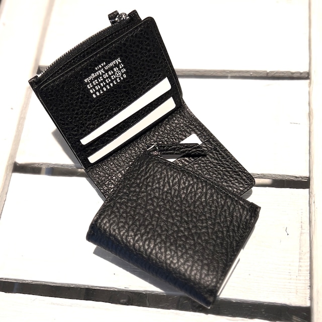 Maison Margiela【メゾン マルジェラ 】 FLIP FLAP WALLET.  (SMALL)  SA1UI0023 (BLACK) .