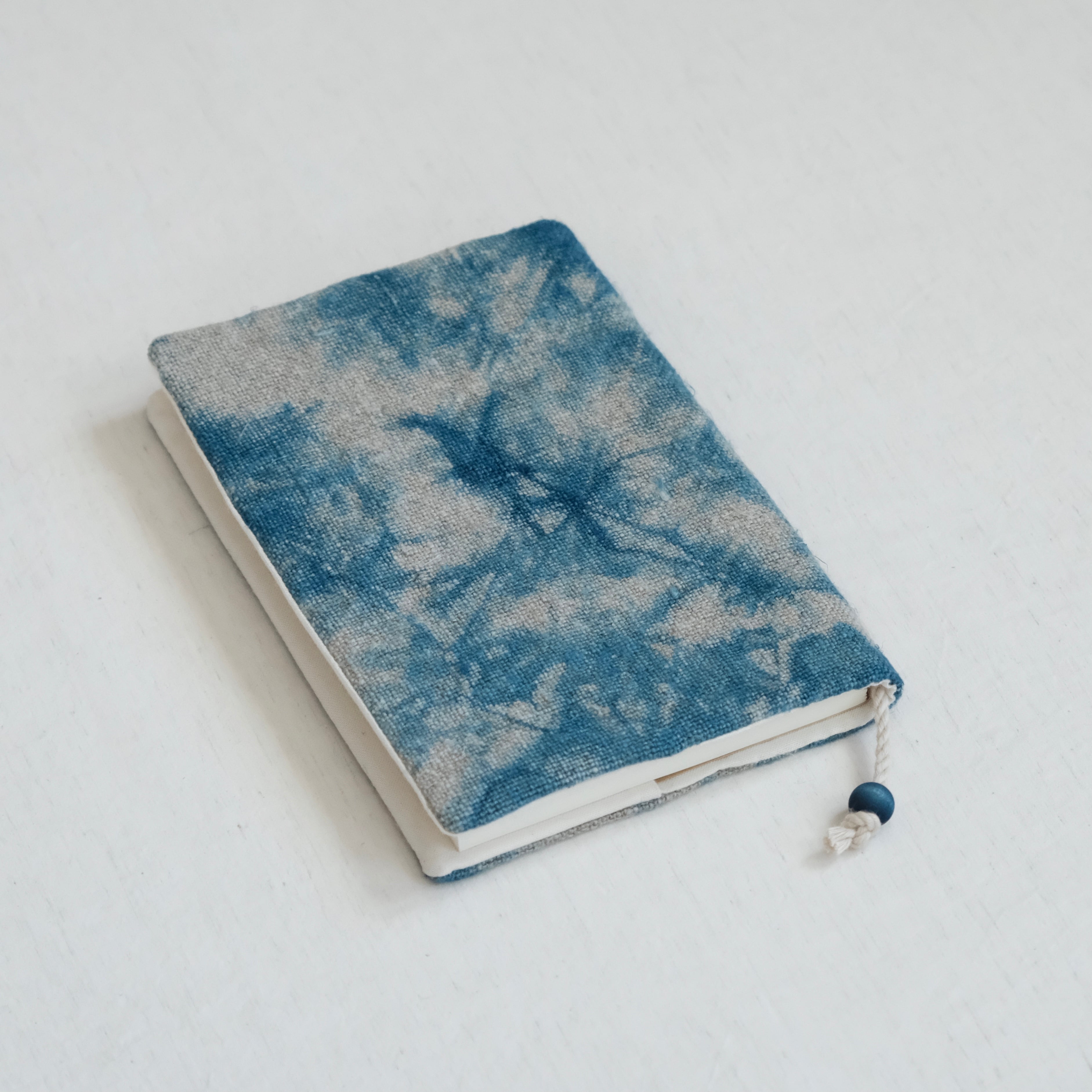 藍染めリネンのブックカバー〈 斑 〉 #02