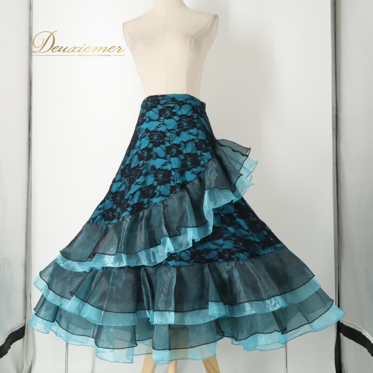 社交ダンス 衣装 Leirena レイリーナ イチオク スカート レッスンウェア ブルーグリーン系 花柄 レース チュール 透け感 シースルー フリル フレア 青緑 黒 ブルー系 グリーン系 ブラック系 ボリューミー 華やか 鮮やか かわいい おしゃれ 上品 大人っぽい ダンス 練習 レッスン ダンス衣装 練習着