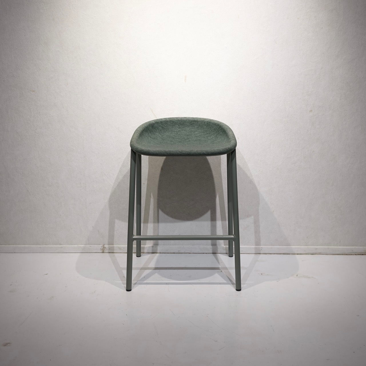 DeVorm デフォルム LJ4 PET Felt Counter Stool カウンタースツール ハイチェア カウンターチェア ハイスツール 椅子 チェア モダン 北欧 ミニマル