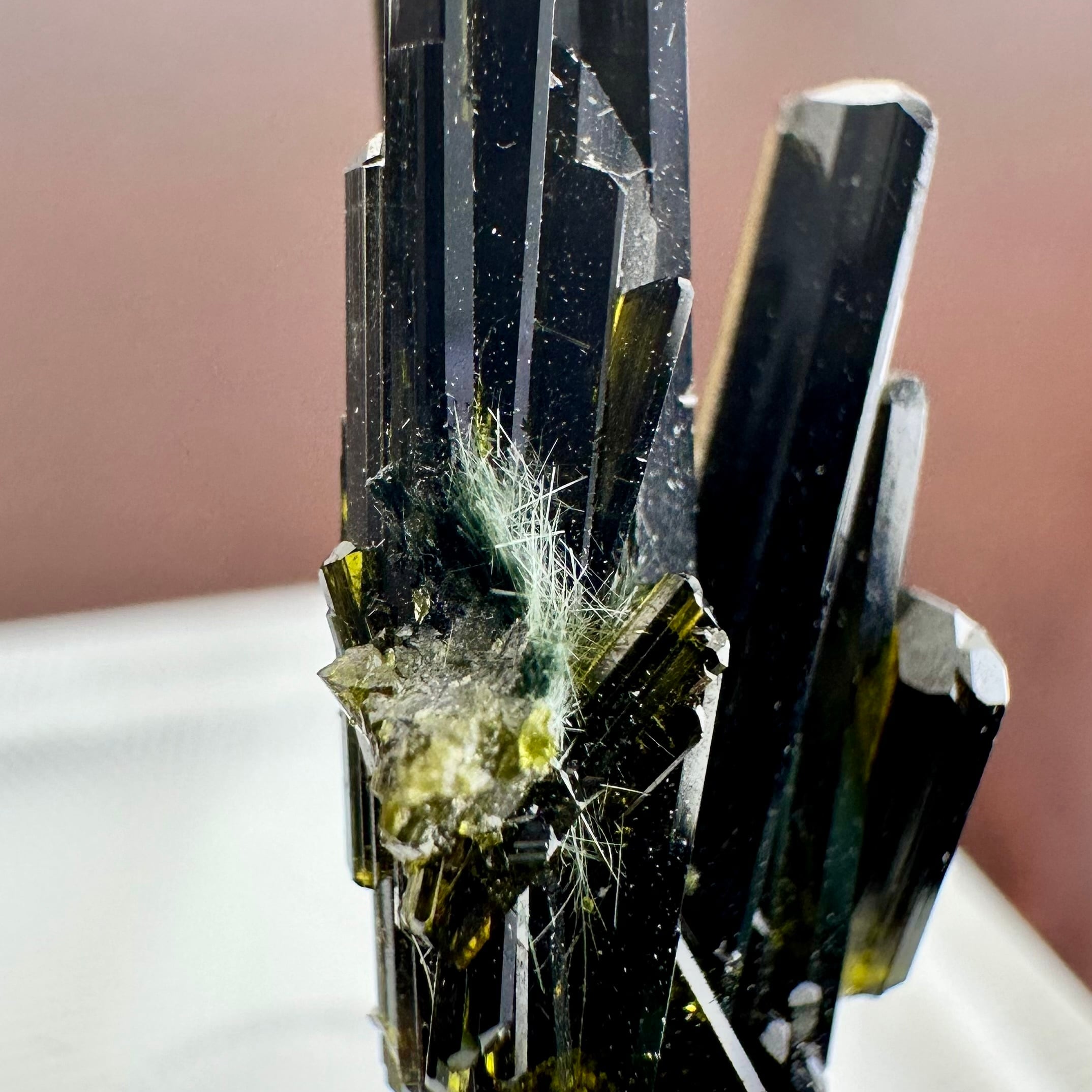 エピドート / ビソライト【Epidote with Byssolite】オーストリア産