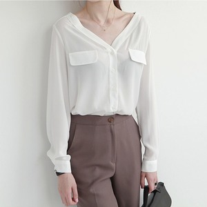 胸フラップ レディース トップス ブラウス ゆったり ミディアム丈 長袖 ドロップショルダー Vネック 襟なし 鎖骨見せ デコルテ見せ バックVネック 前開き ボタン きれいめ シンプル カジュアル 上品 おしゃれ こなれ感 女っぽ 大人っぽい 無地 春 夏 秋 ロングシーズン ママ 女の子 OL 通勤 学生 学校 デート お出かけ レストラン 女子会 休日 合コン コンパ カフェ 会食 お食事会 韓国 オルチャン 体型カバー 普段使い 着回し モテ S M L XL 2XL 大きいサイズ 白 ホワイト
