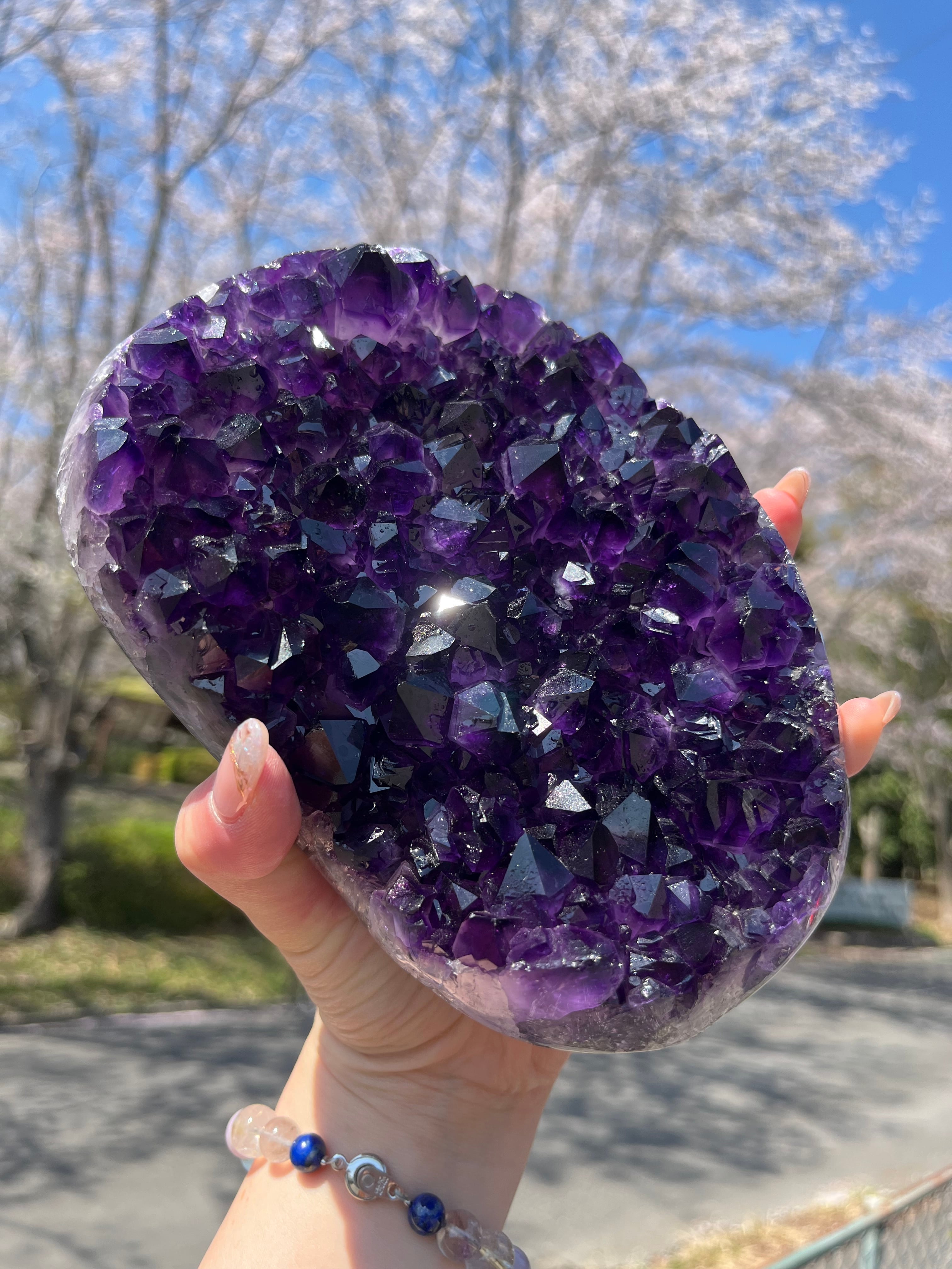 限られた空間にも、静かな結界 アメジストクラスター | 黒蓮 crystal salon