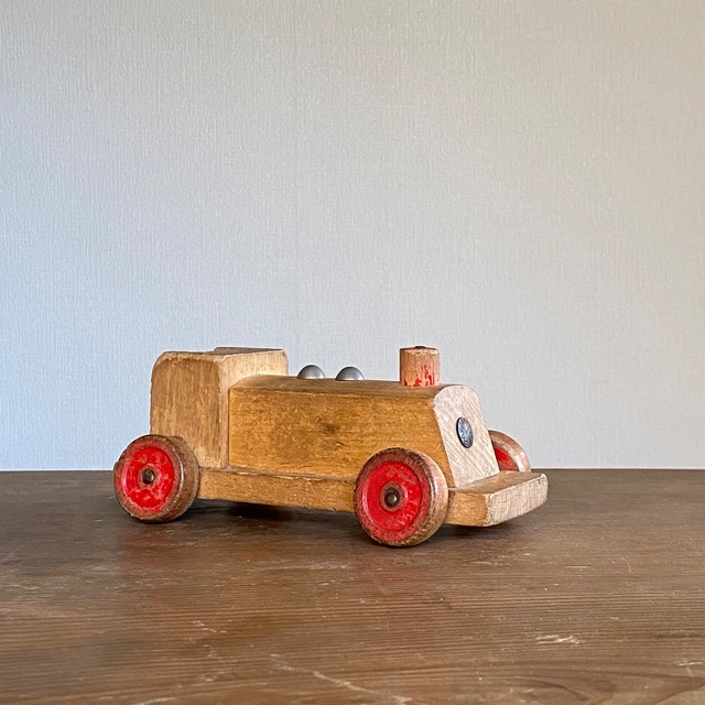 木製の汽車のおもちゃ