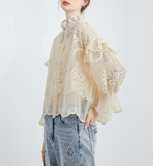 透かし編み 花柄 総レース シャツ ブラウス レディース トップス 丈長 ミディアム 長袖 フレアスリーブ 襟付き スタンドカラー フェミニン レース フリル 前開き 透け感 シースルー ボタン かわいい 大人可愛い きれいめ カジュアル 上品 おしゃれ こなれ感 主役級 クラシカル フラワー 春 秋 冬 ママ 通勤 学生 学校 通学 デート お出かけ 旅行 公園 女子会 休日 ショッピング カフェ 重ね着 体型カバー 普段使い 着回し レイヤード S M L ゆったり 黒 ブラック ピンクアプリコット