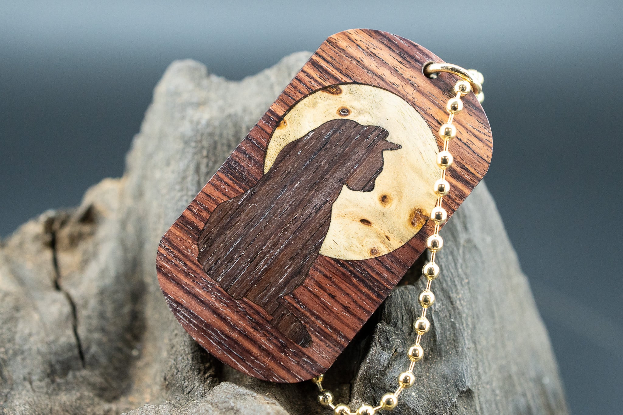 【王室御用達 】 キングウッド ドッグタグ 木象嵌 横を向く上品な猫