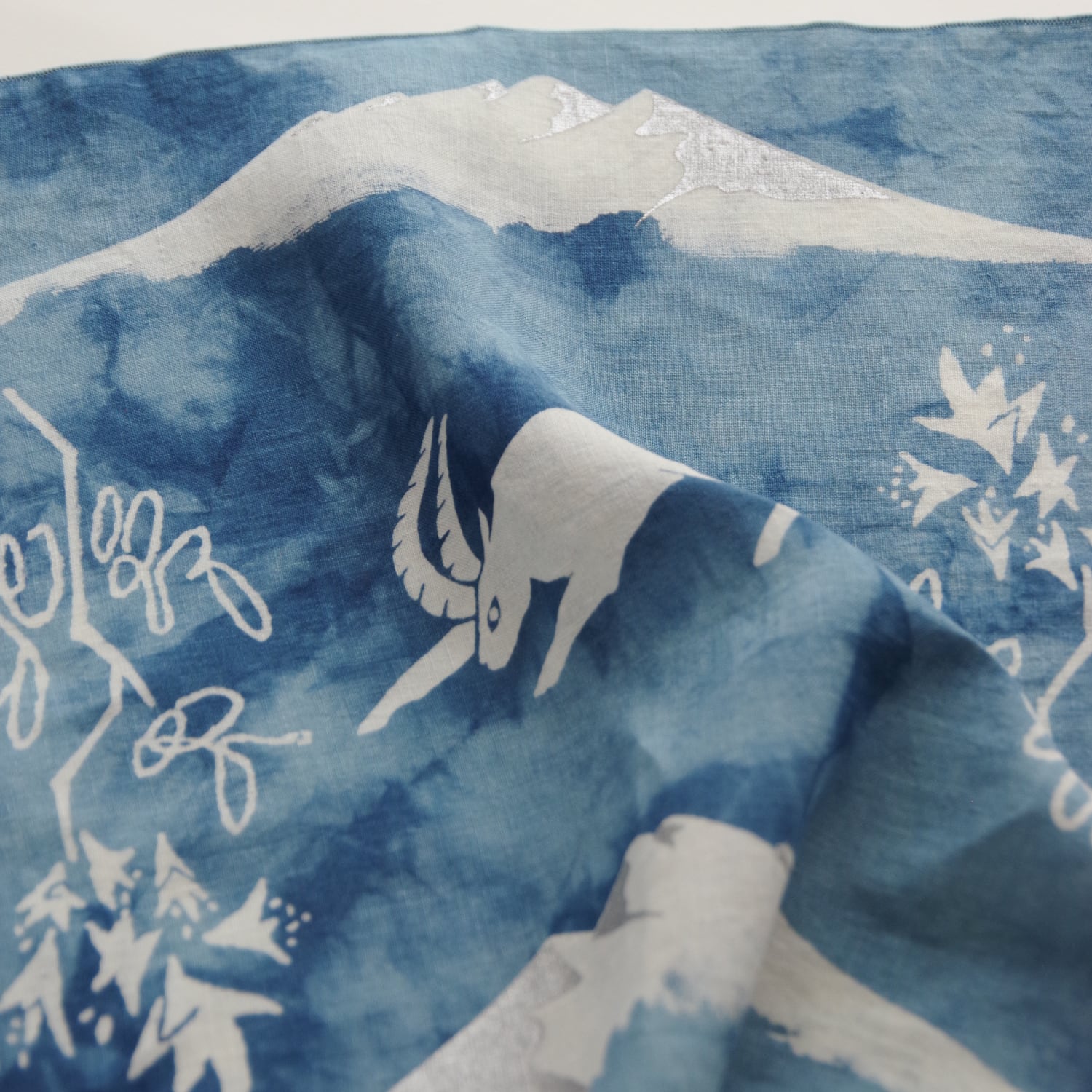 旅する窓辺のハンカチーフ「雪山を生きるアイベックス」 藍染屋ほうね