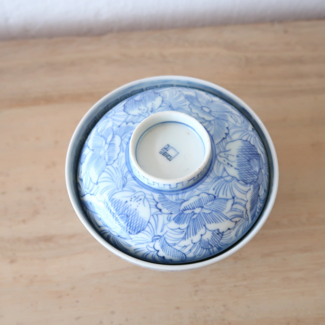 お花の染付の蓋物