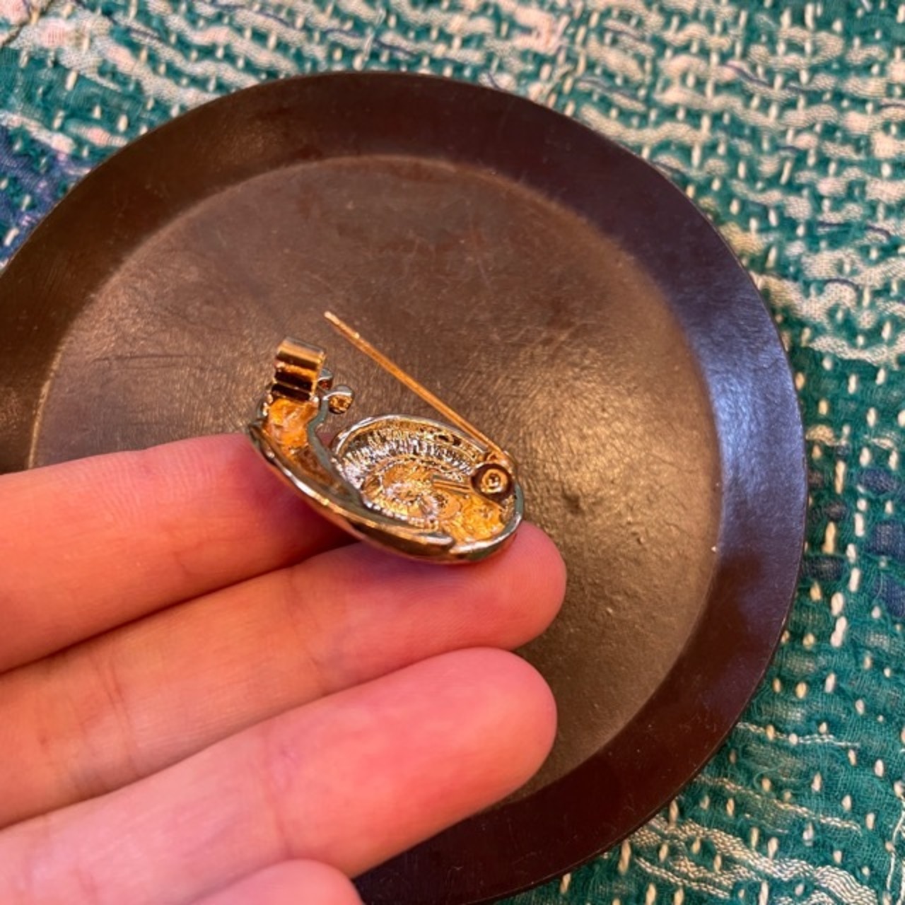 TOPANGA Jewelry Bijou art brooch Snails / ビジューアートブローチ カタツムリ プレゼント プチギフト ジャケット 帽子 バッグ ニット キラキラ アクセサリー かわいい ファッション小物