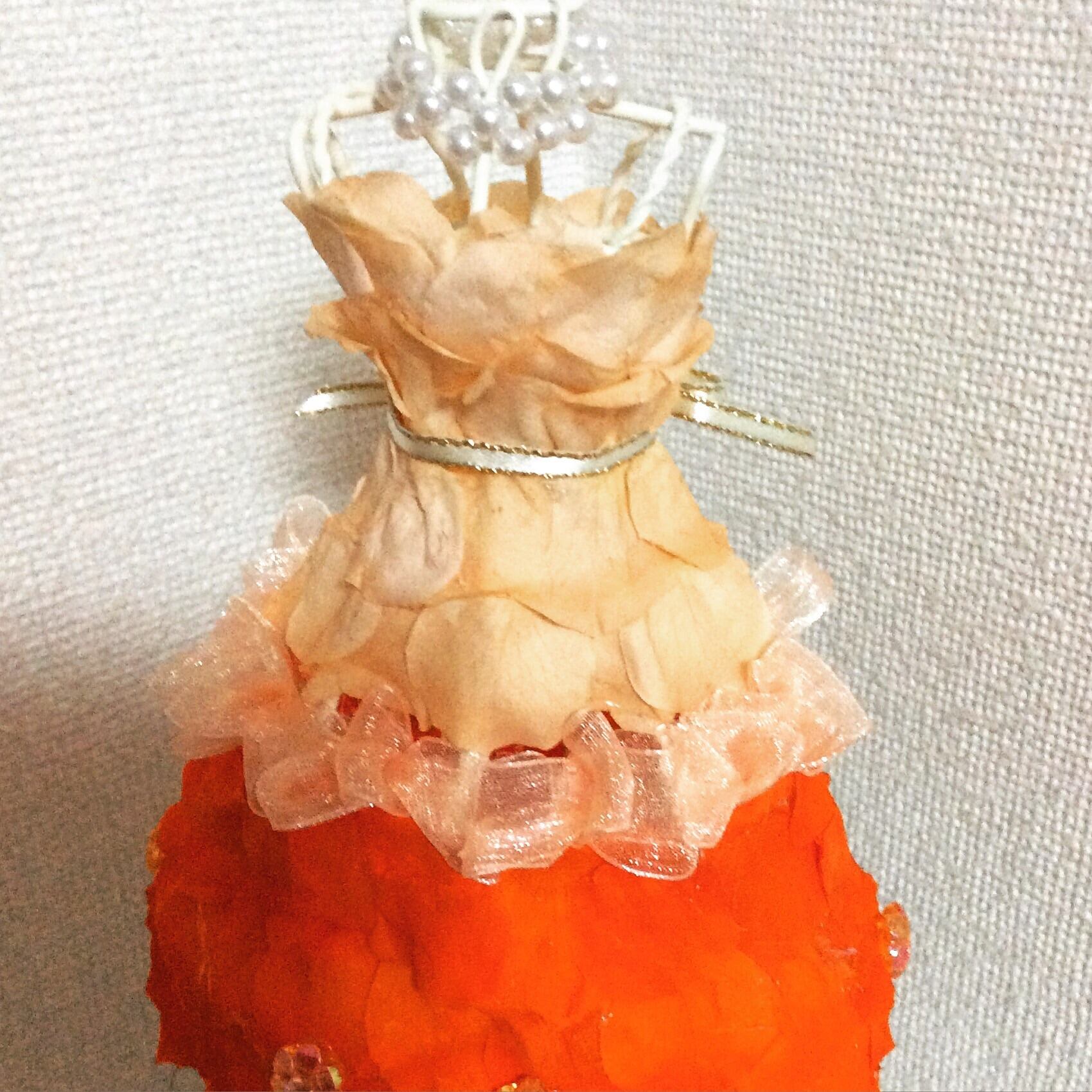 大人気❤️フラワードレストルソー　アーティフィシャルフラワーアレンジ　ドレスの置物