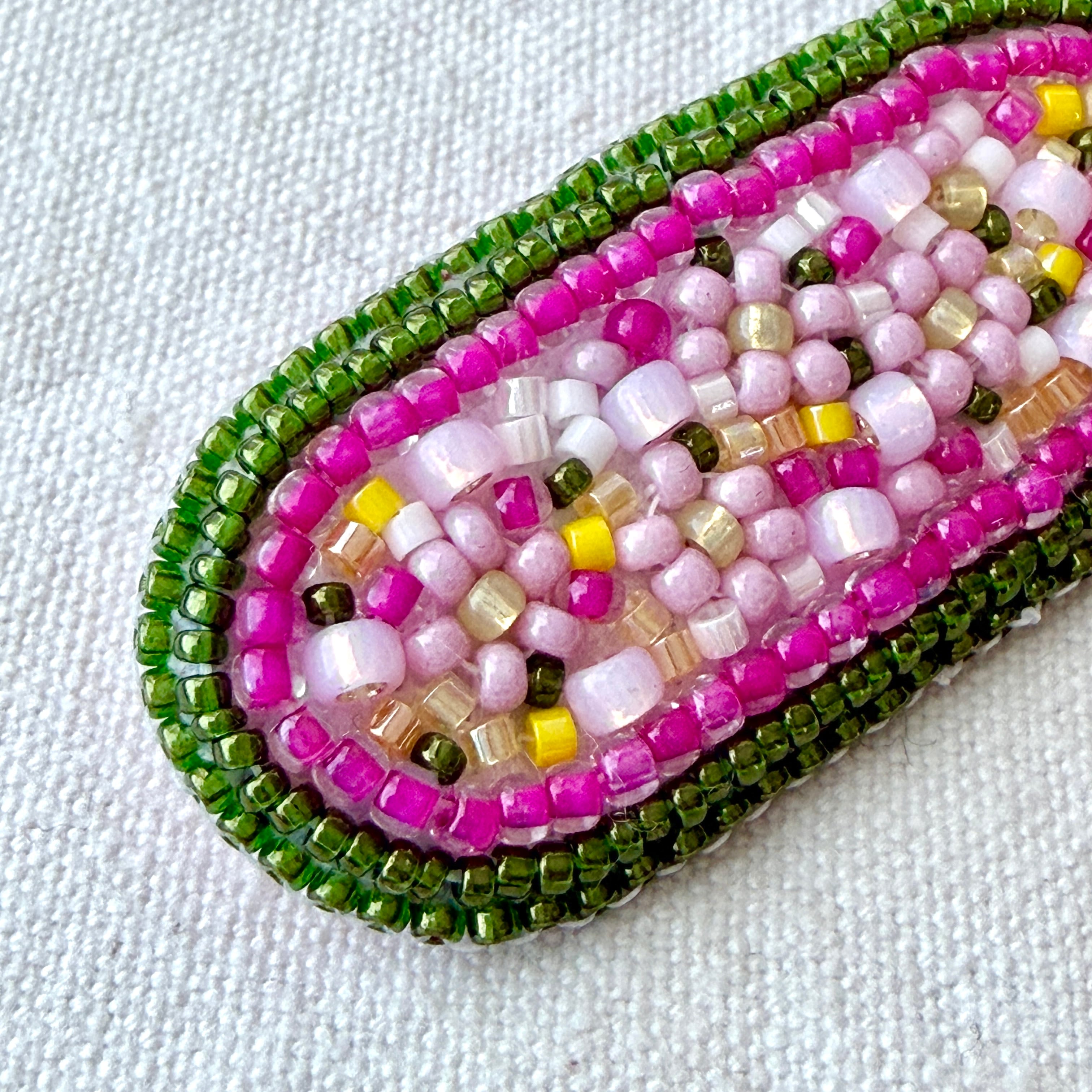 ストックの花の色〈ビーズ刺繍のミニブローチ〉 | かまぼこうさぎ
