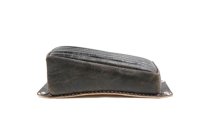 【抽選販売】クラックレザー : 60sトラディション ピリオンパッド［縦タック&ロール］(CBW02)