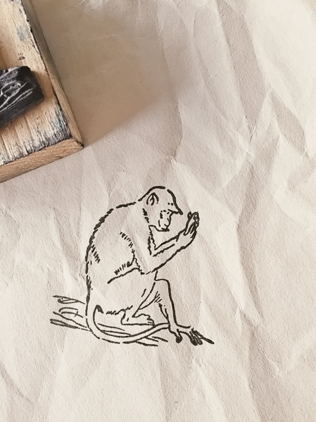 フランス 6c お手紙を読むお猿さんとメランコリーな木製スタンプ ヴィンテージ