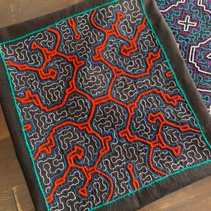 小型刺繍マット　赤　27x25cm 芯裏加工　泥染めの黒　シピボ族の泥染め　先住民の刺繍工芸