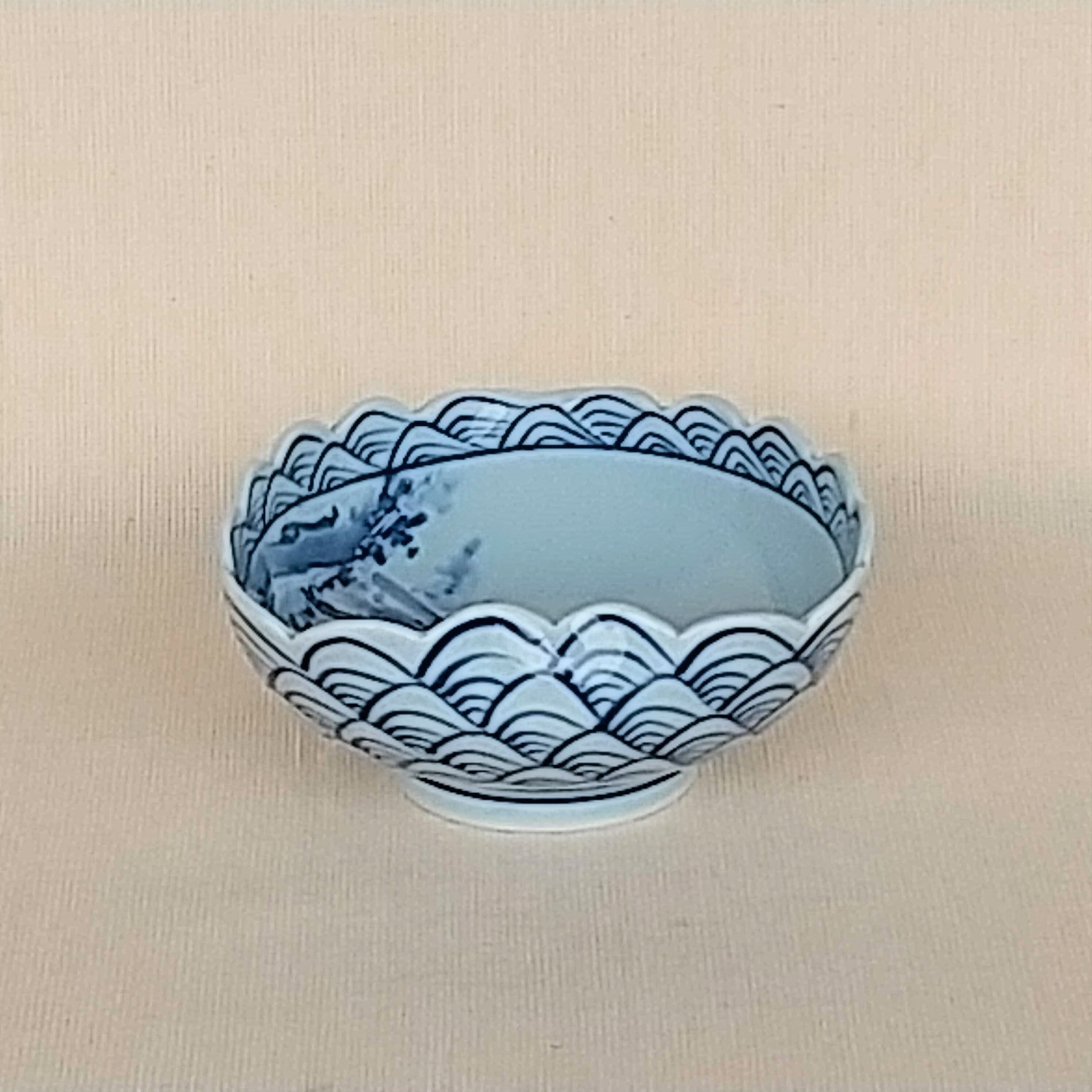 伐太郎窯 染付 青海波内山水 変型小鉢 | 有田焼作家の作品が買えるお店