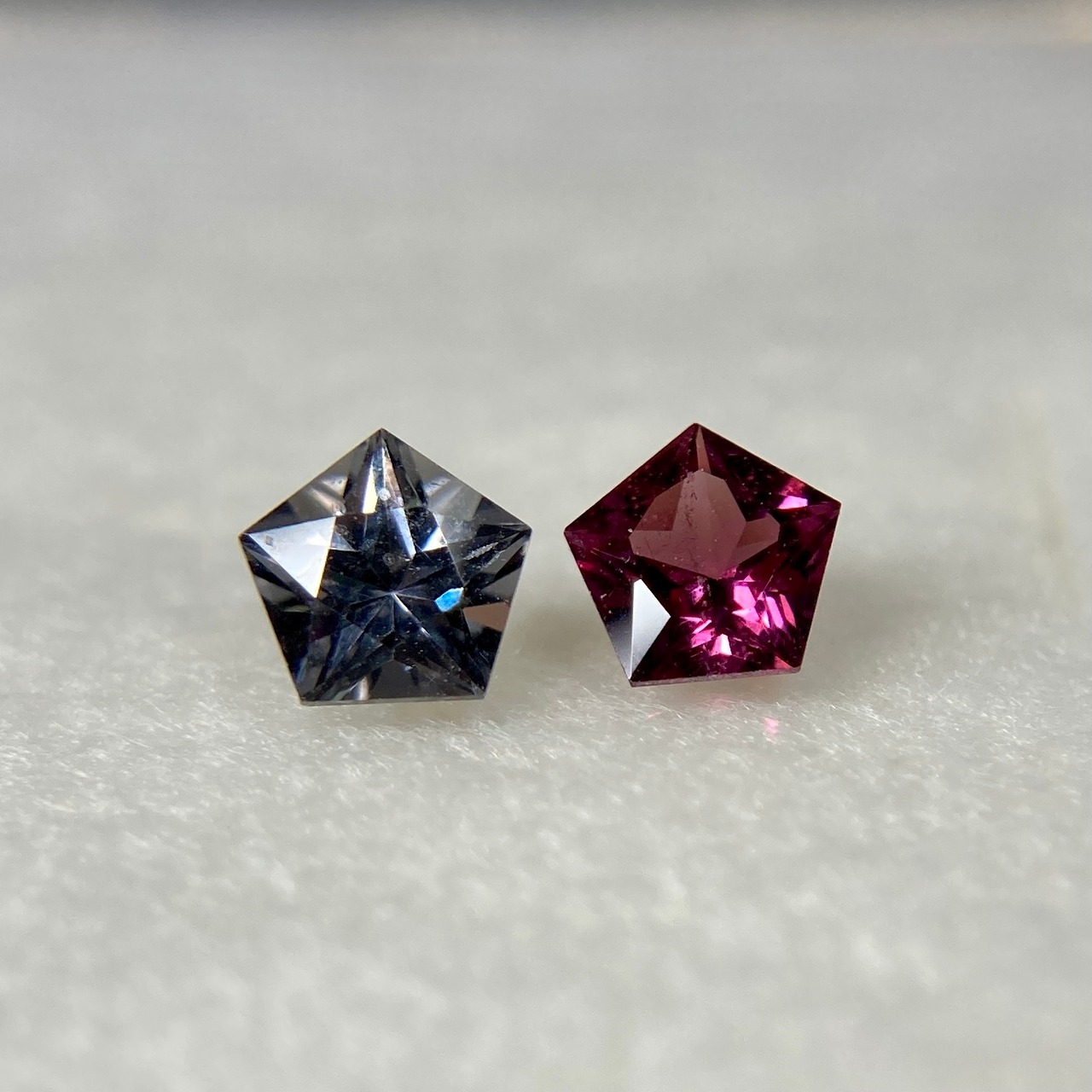 星のセット スピネルとガーネット 約4.5mm-4.6mm r-0433