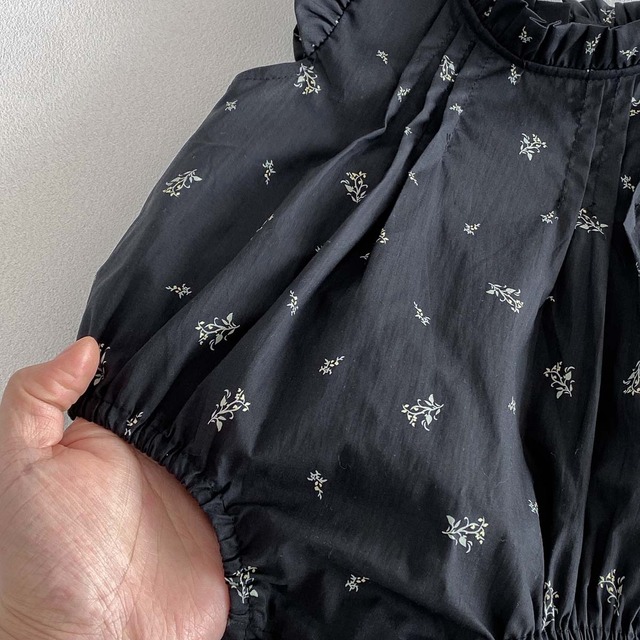 【BABY】ブラック小花柄フリルスタンドカラーロンパース - 5