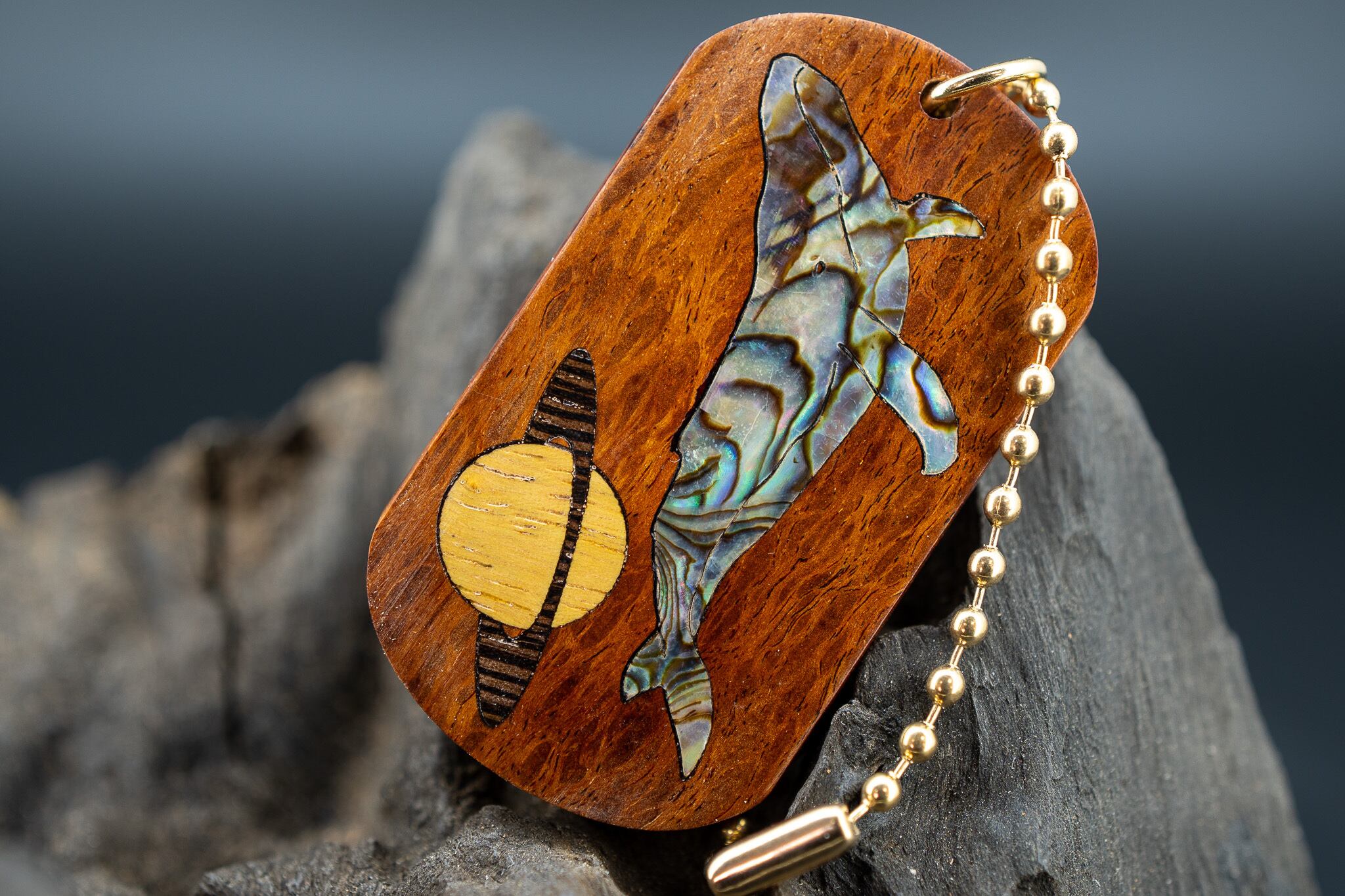 【 強さと美しさの象徴】シーオーク ドッグタグ 象嵌 勇魚と惑星