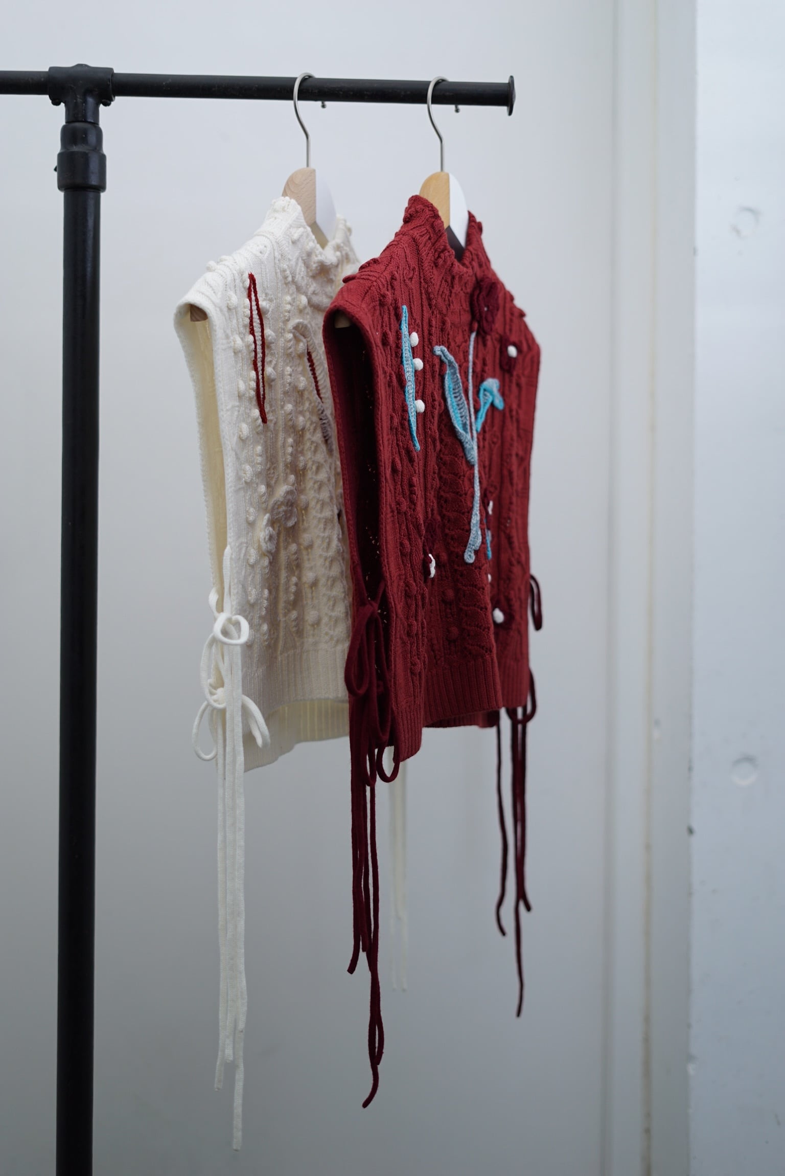 Mame Kurogouchi / Hand Knitted Floral Motif Vest | JUQUI Online