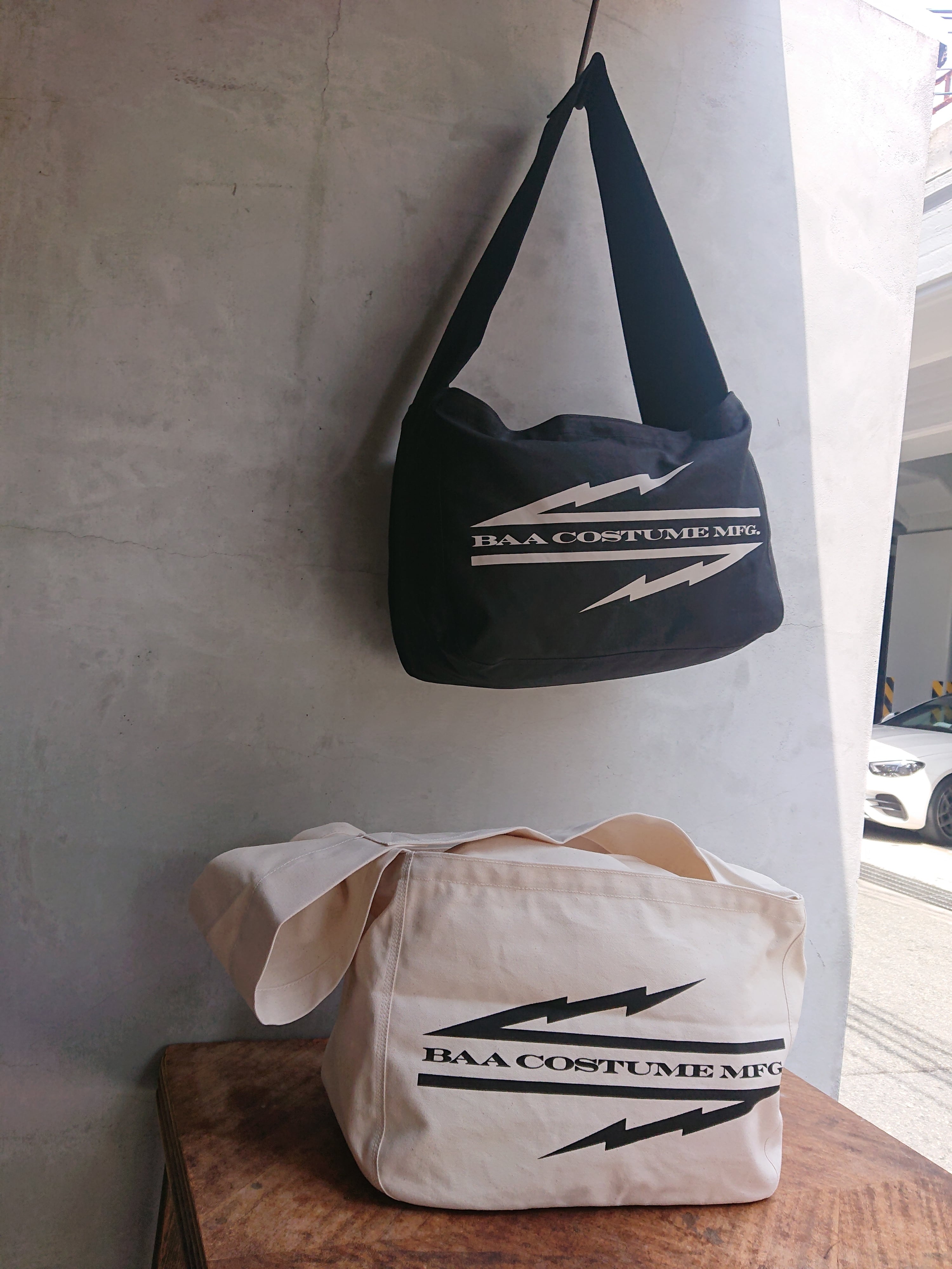 LABORDAY × BAA SIGNATURE NEWS PAPER BAG Natural/Black Color | BOW