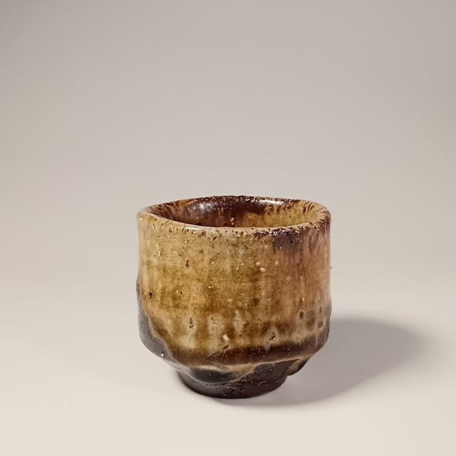 備前胡麻酒呑　Bizen sake cup with ash fall