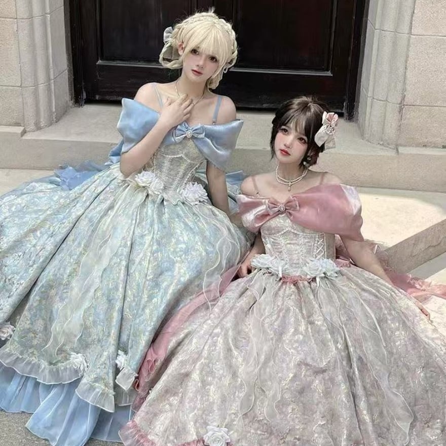 花庭に咲くローズプリンセス ビッグリボンとフリルティアードの姫