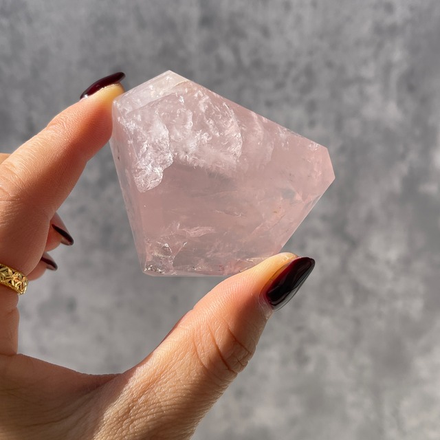 ブラジル・バイーア州産 ローズクォーツ ポリッシュ｜結晶の塊感が残る一点もの