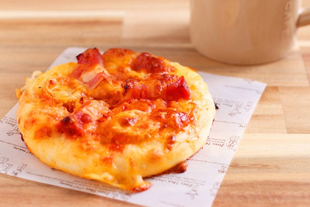 PIZZAぱん　チェリートマトベーコン