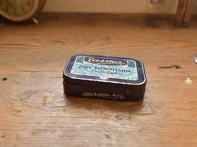 <セット商品>仏語の文字が入った小さなTin缶とキーホルダー フレンチブロカント