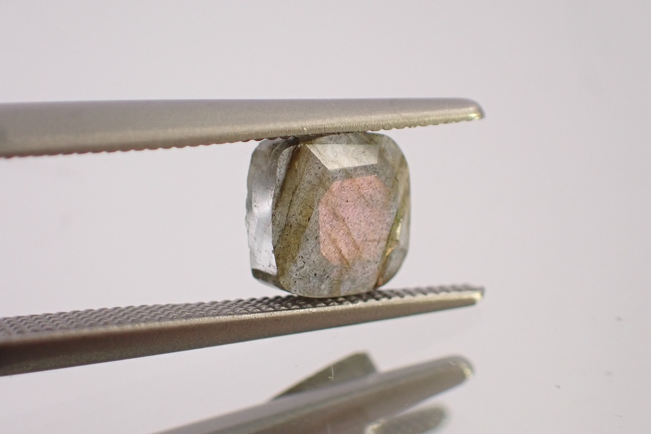 マダガスカル産ラブラドライト　1.14ct　 [D9-82]