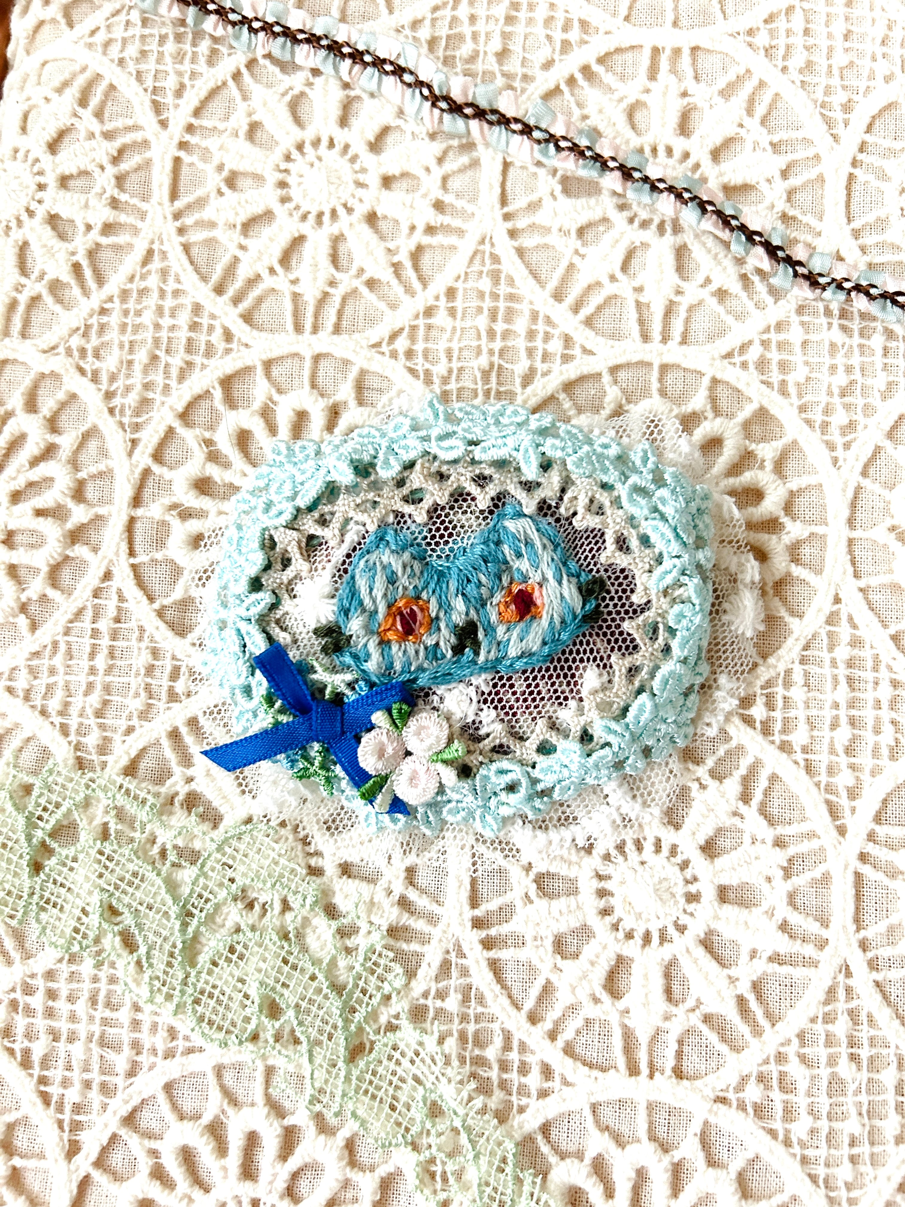 「青レースのベル」刺繍ブローチ：刺繍の森