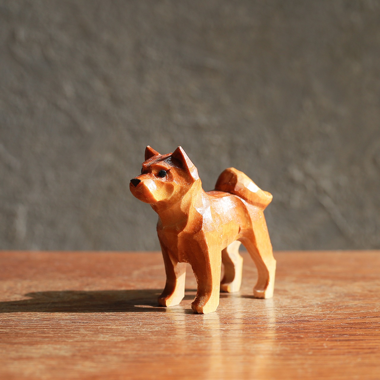凛々しい立ち姿で、熱い視線を送る犬