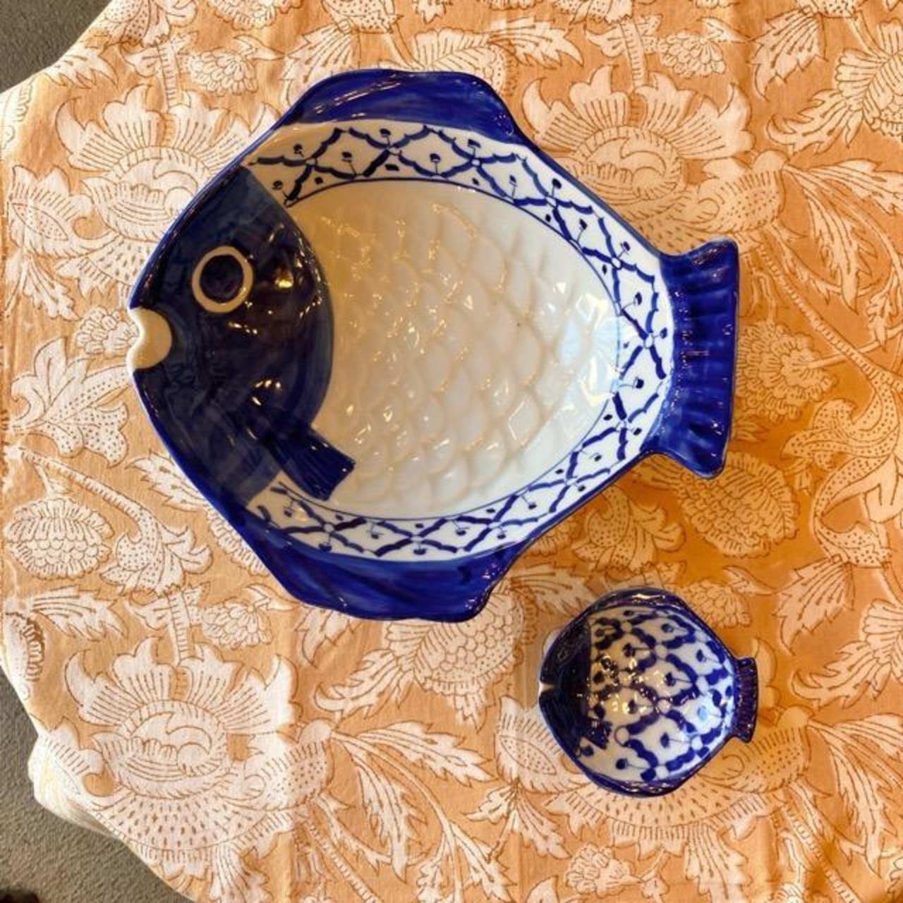 タイ　青白陶器　パイナップル柄魚小皿　タイ料理　アジアン料理　民芸品　中皿　ブルー＆ホワイト　豆皿　陶磁器　