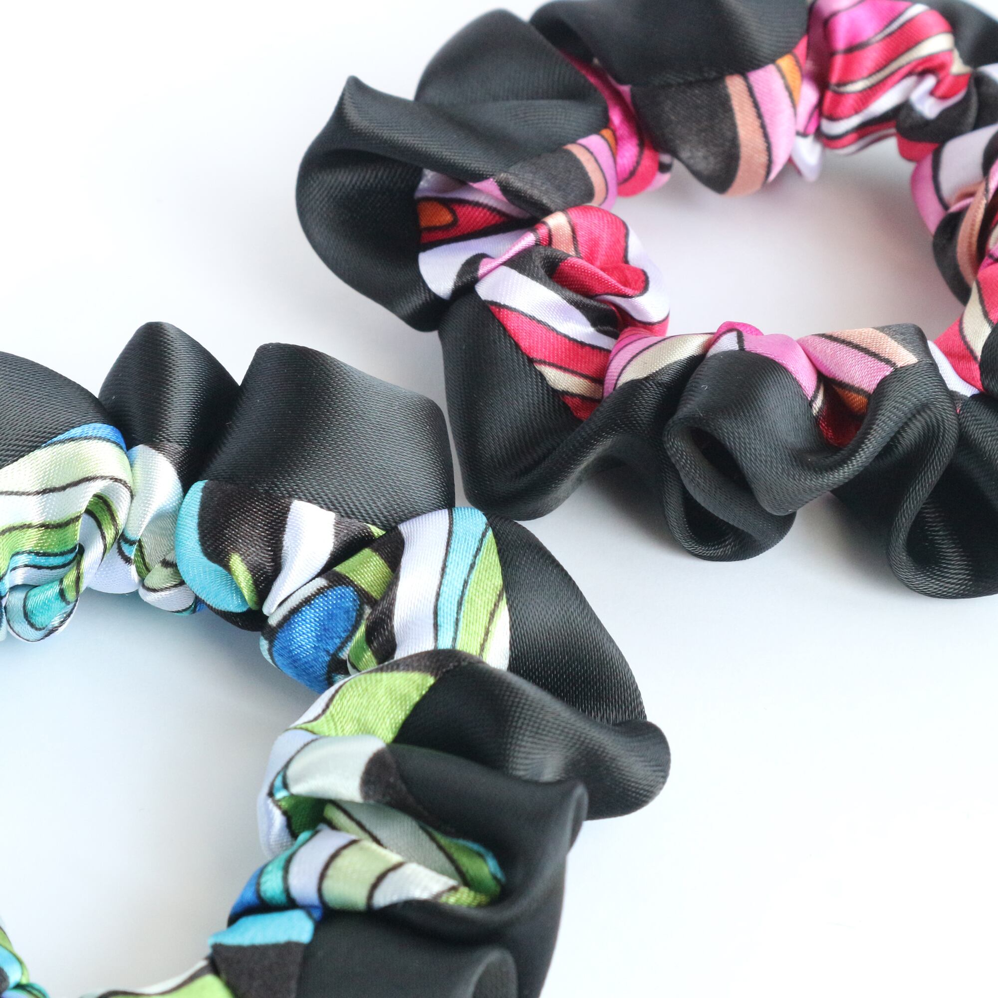 【柄と無地のコンビ柄】スカーフ柄シュシュ ピンク ブルー 黒 大人 梅雨 まとめ髪 母の日 通勤 通学 ギフト プレゼント