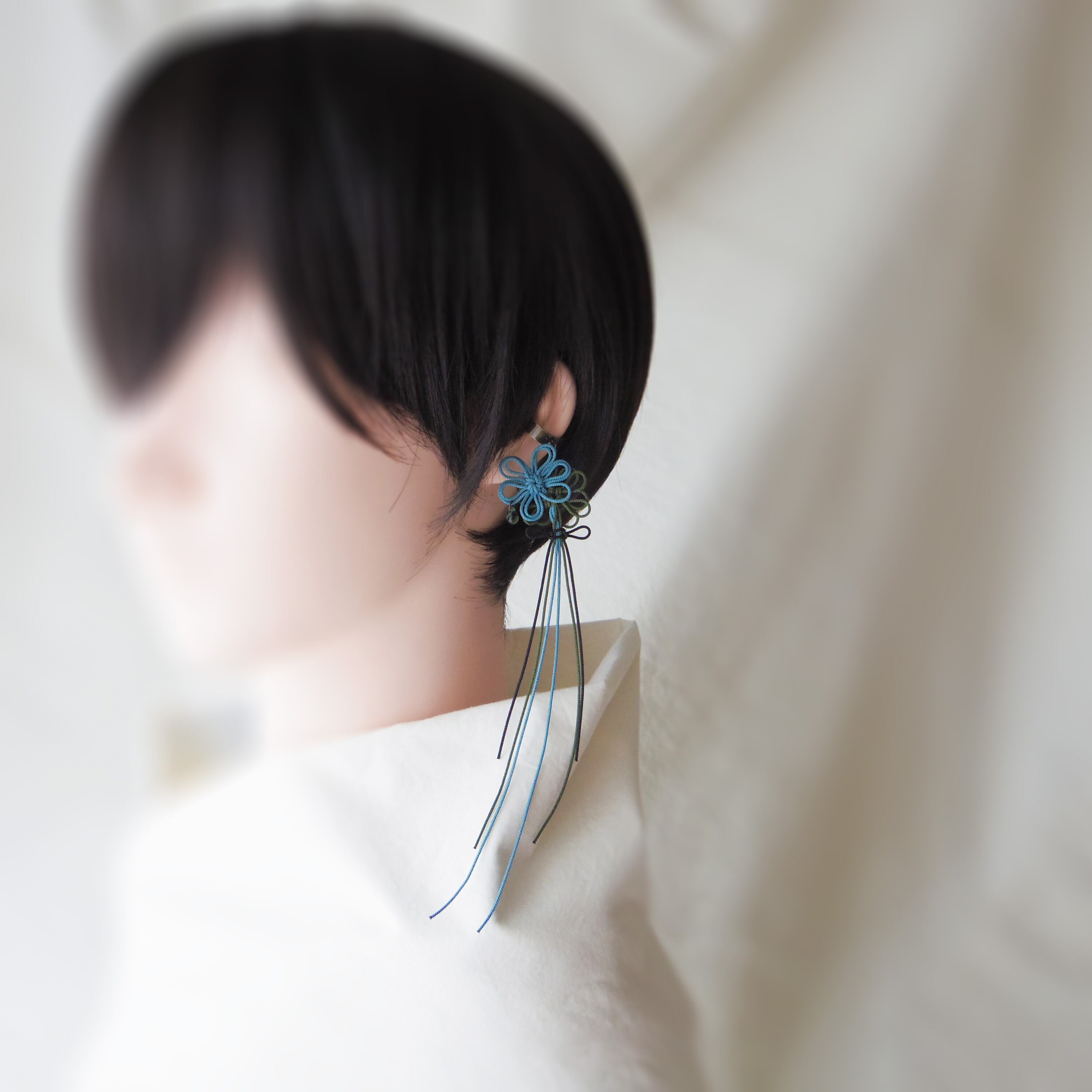 飾り結びかたっぽイヤーカフ「希ニ伸ブ背ヘ」(縹×深緑×黒)【軽量和風】浴衣・着物・日常使いに。
