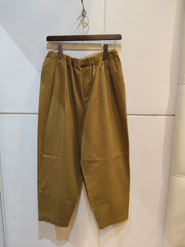 タックテーパード アンクルパンツ